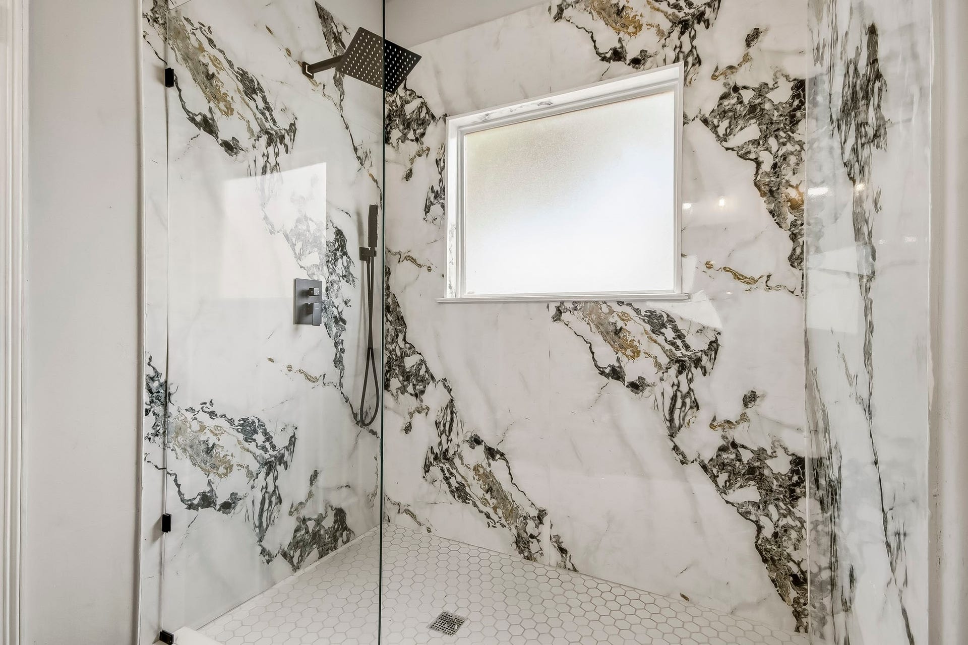 10023 Checkerberry Park Lane, Tomball, TX 77375 Designed to elevate your everyday routine, this walk-in shower boasts expansive proportions and refined finishes.