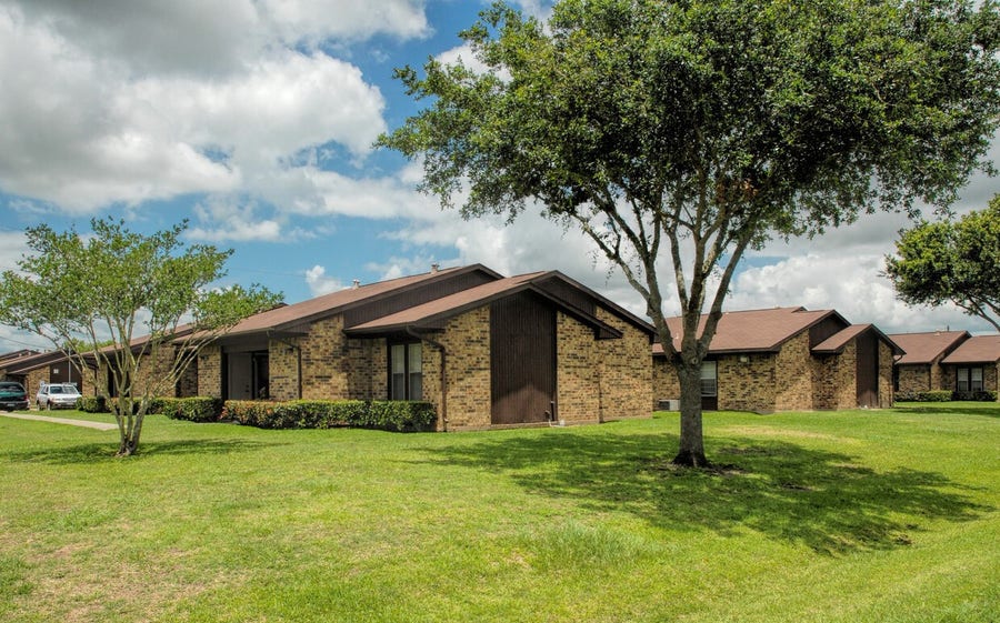 Property photo for 1749 E Henderson Rd, Angleton, TX