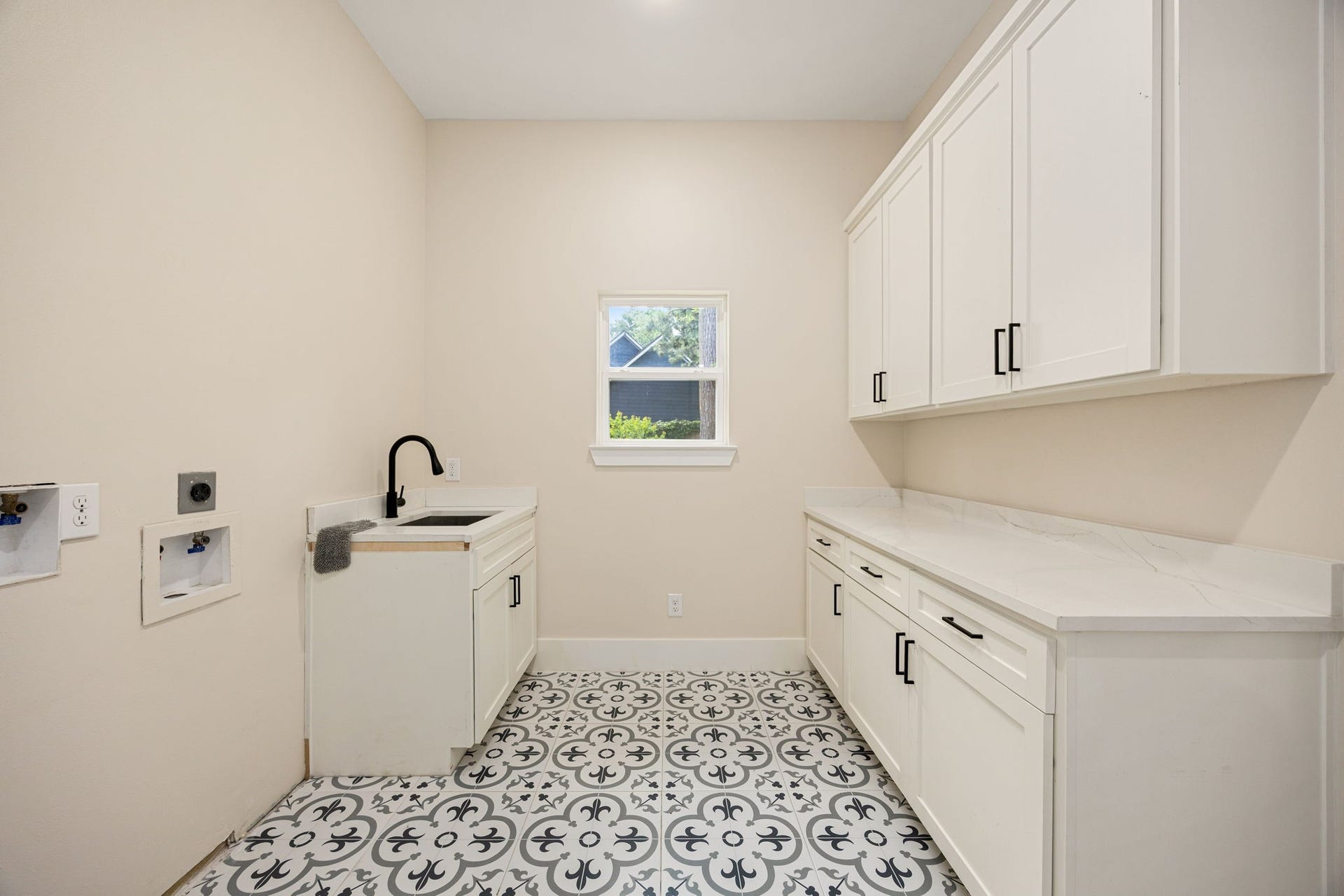 7321 Ponderosa Dr, Magnolia, TX 77354 Laundry