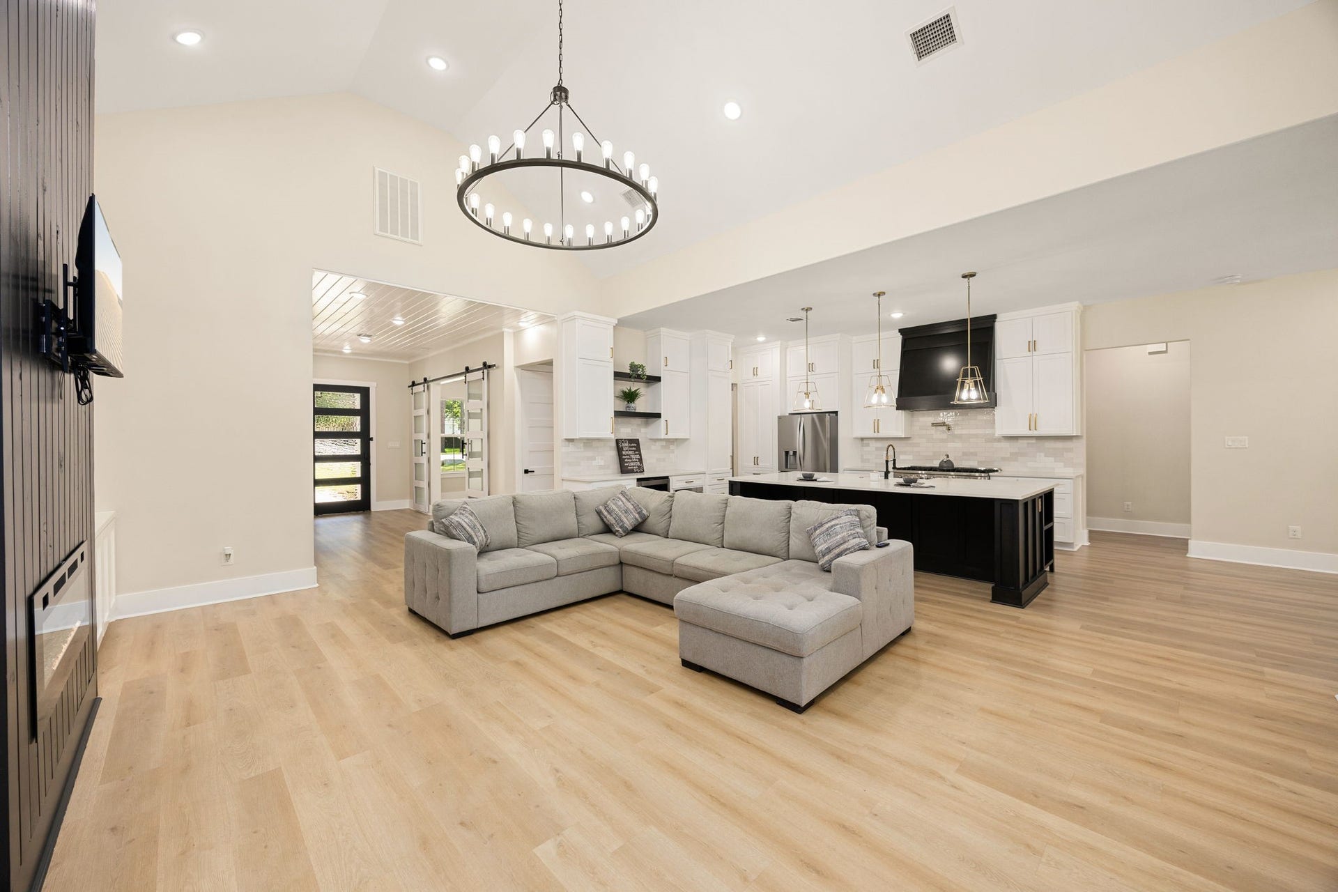 7321 Ponderosa Dr, Magnolia, TX 77354 Living Room and Kitchen