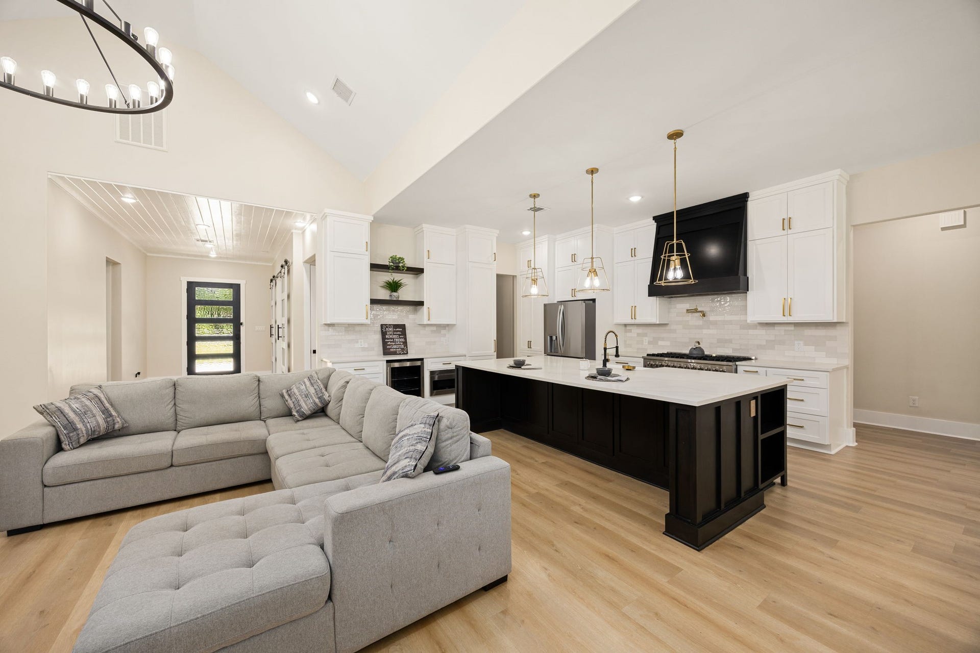 7321 Ponderosa Dr, Magnolia, TX 77354 Living Room and Kitchen
