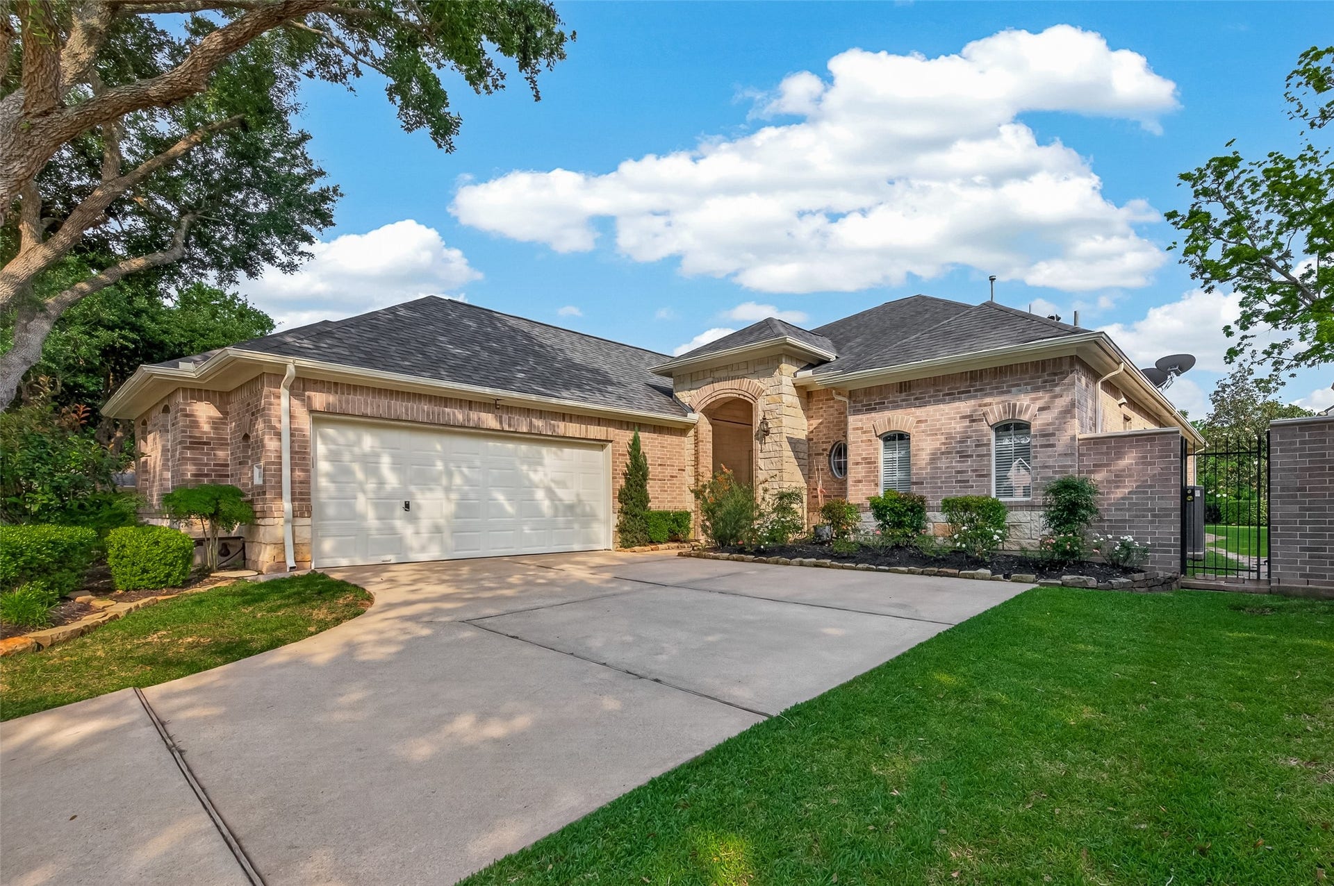 10106 Lost Hollow Lane, Missouri City, TX 77459 Welcome Home! A charming, single-story brick home with a neatly landscaped front yard. It features a spacious driveway leading to a two-car garage, an elegant arched entryway, and well-maintained greenery, offering great curb appeal in a serene neighborhood setting.