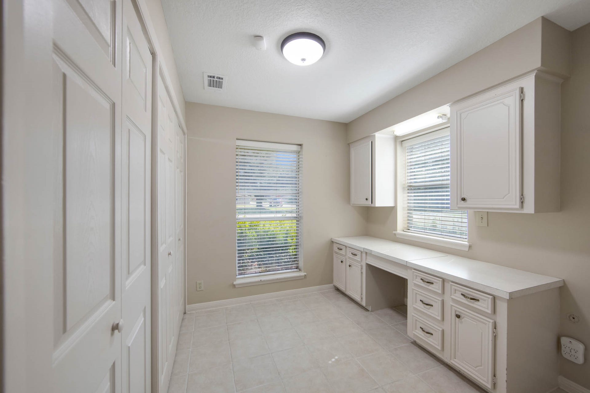 Oversize laudry room with additional pantry space