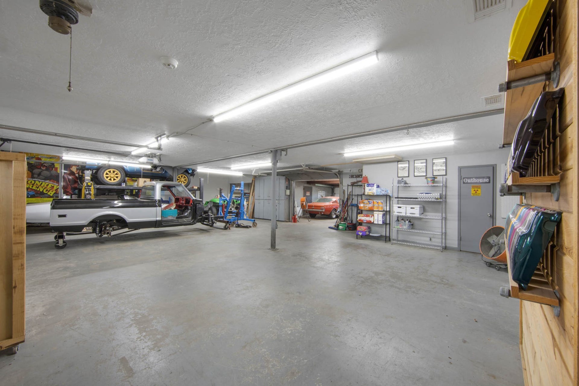 Oversize garage with approx 3000 sq feet, full bathroom, and 3 garage and 1 roll up door