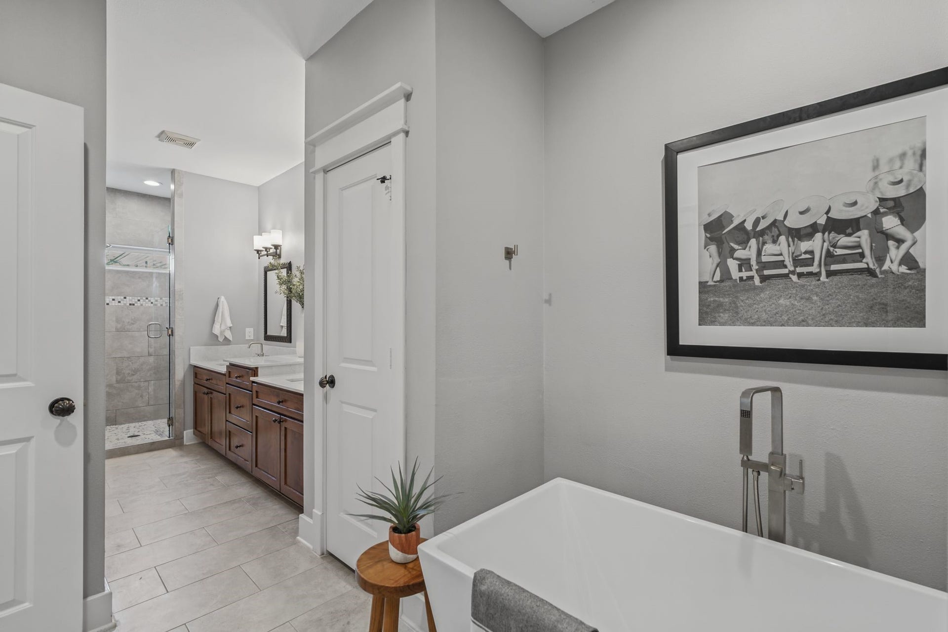 1517 Blair Street, Houston, TX 77008 The beautifully renovated primary bathroom features a soaking tub and separate walk-in shower.