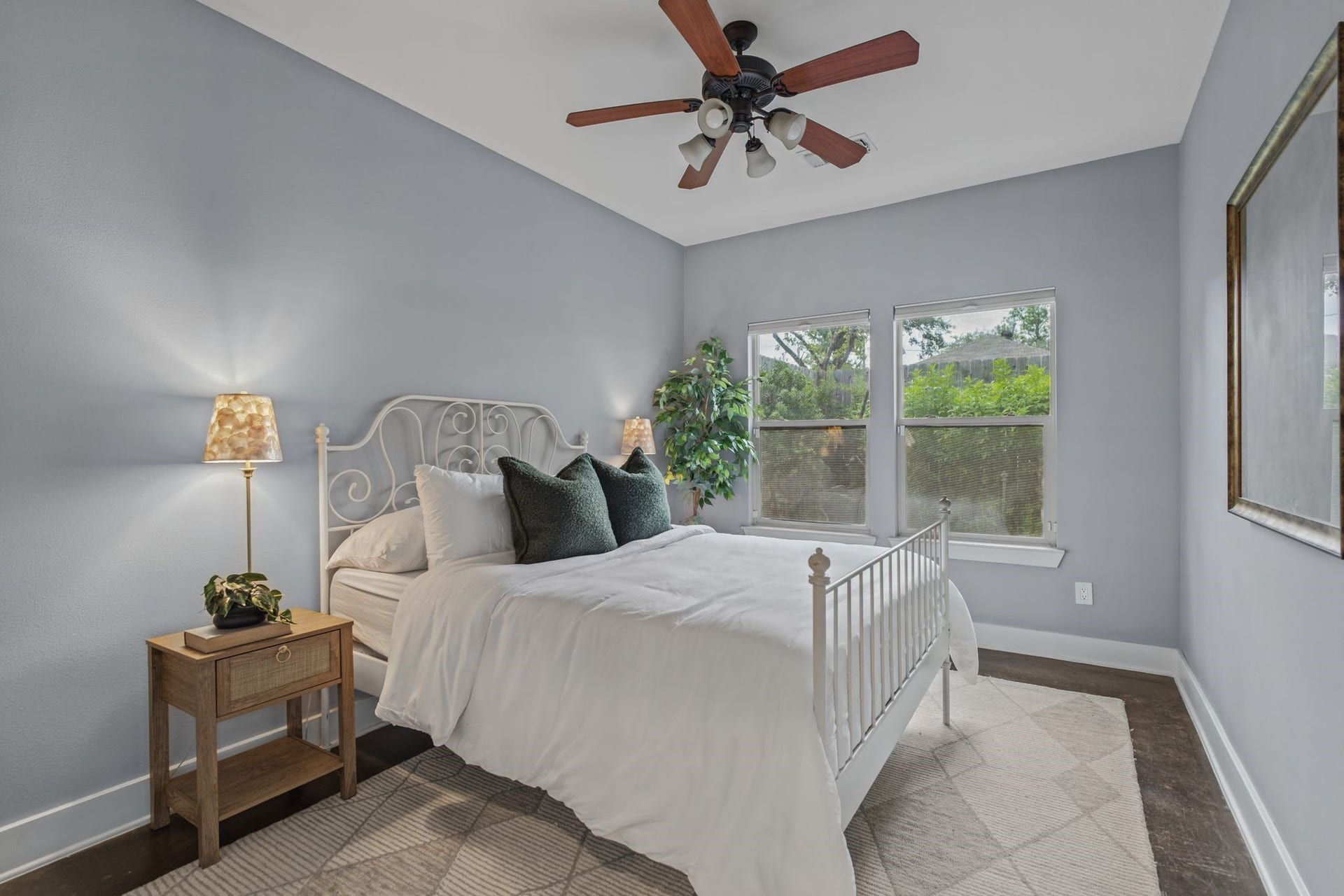 1517 Blair Street, Houston, TX 77008 The second bedroom on the first floor enjoys abundant natural light and views of the backyard.