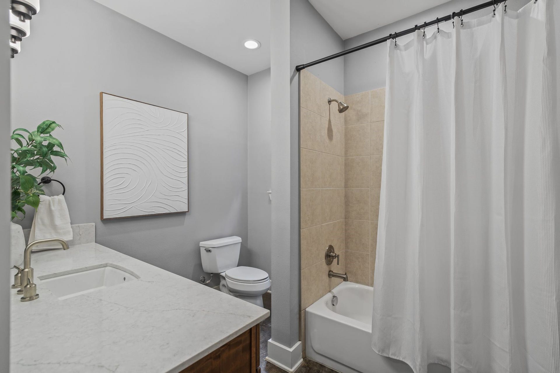 1517 Blair Street, Houston, TX 77008 A beautifully renovated full bathroom to service the secondary bedrooms.