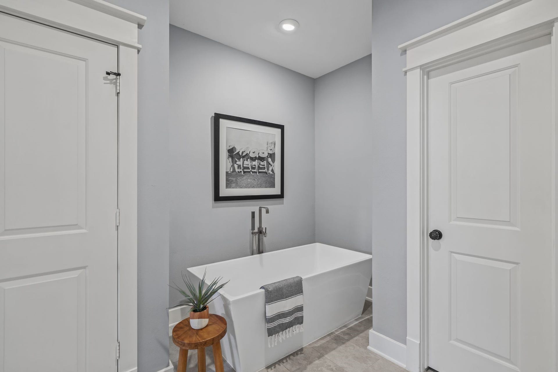 1517 Blair Street, Houston, TX 77008 Relax in this spacious soaking tub after a long day.