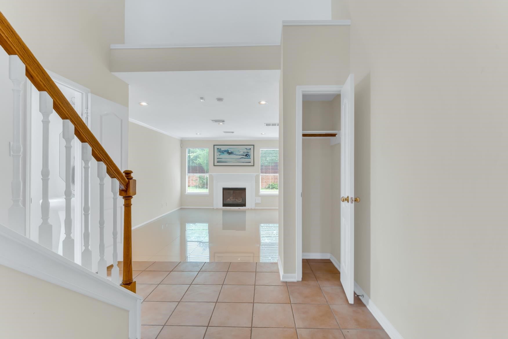 Entrance to a beautiful 3 bedrooms, 2 1/2 Baths