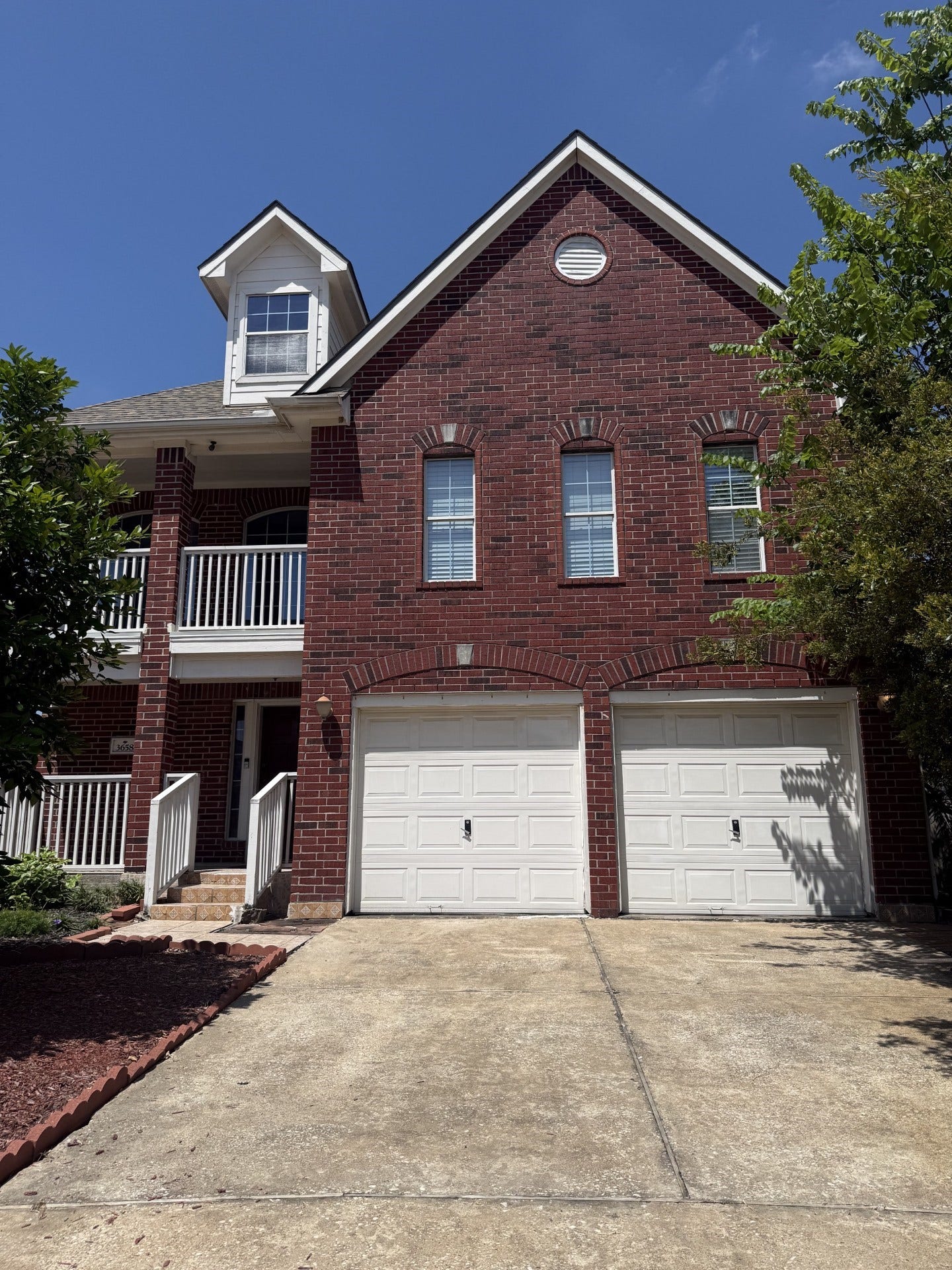 Great location, Westchase District.