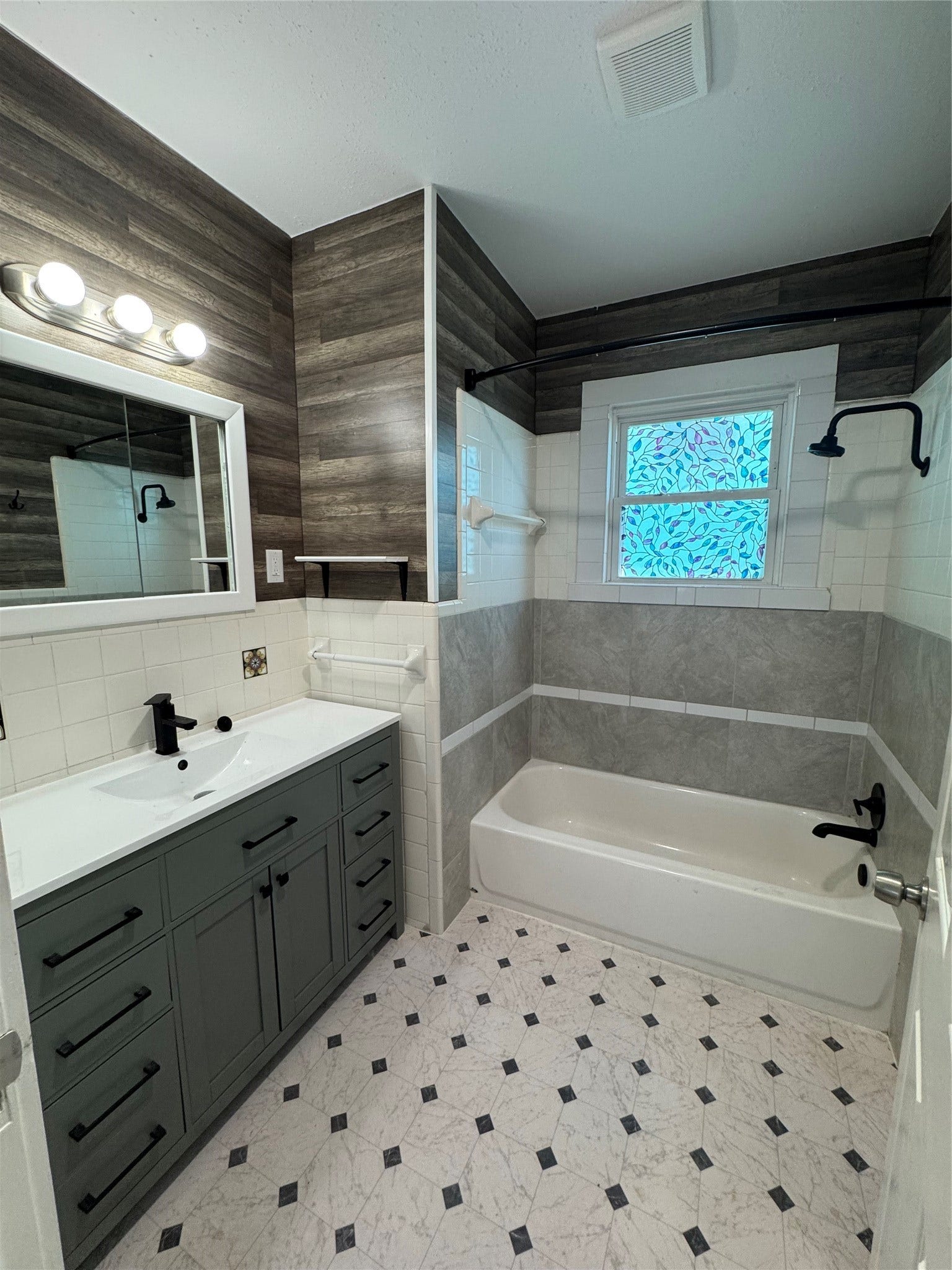 5208 Bernardo de Galvez, Galveston, TX 77551 Updated bathroom