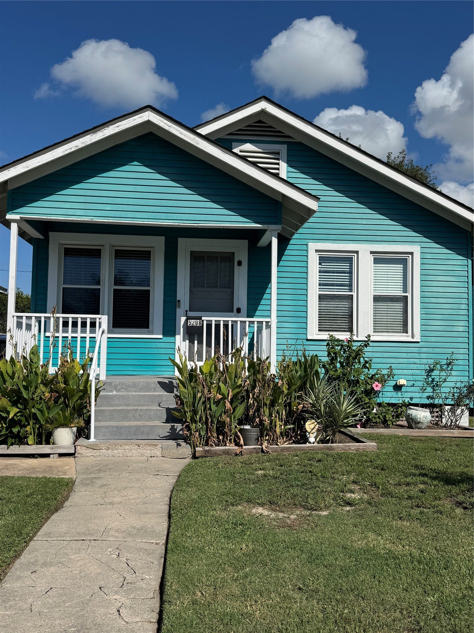 5208 Bernardo de Galvez, Galveston, TX 77551 Welcome home!