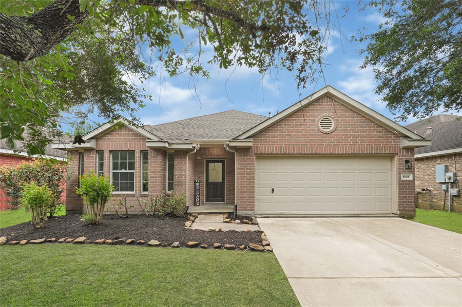 Property photo for 5505 Savannah Woods Lane, Rosharon, TX