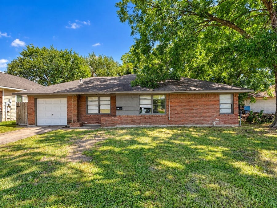 Property photo for 208 S Sparrow Way, Texas City, TX