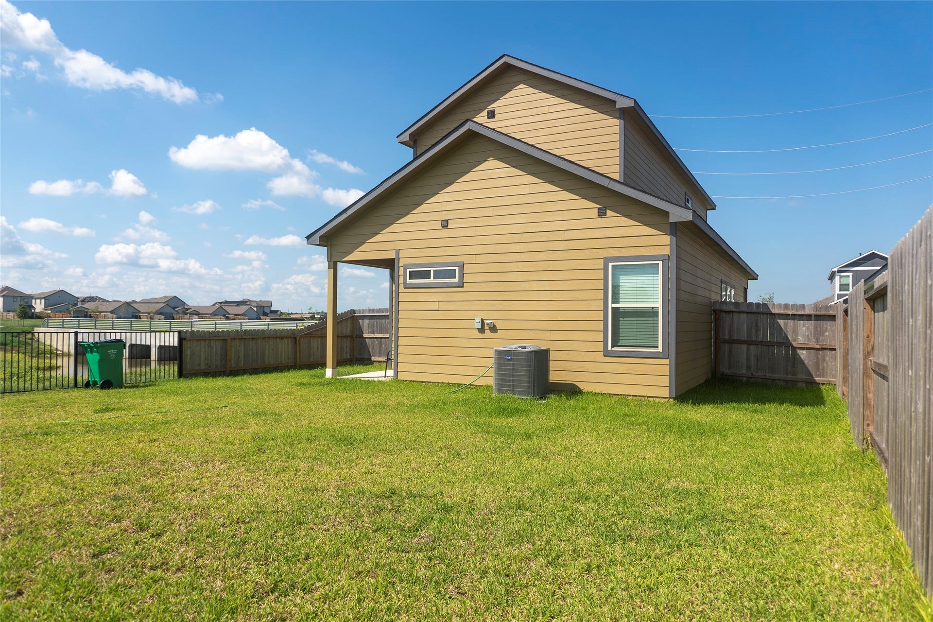 6655 Escondido Drive, Rosharon, TX 77583 Exterior rear