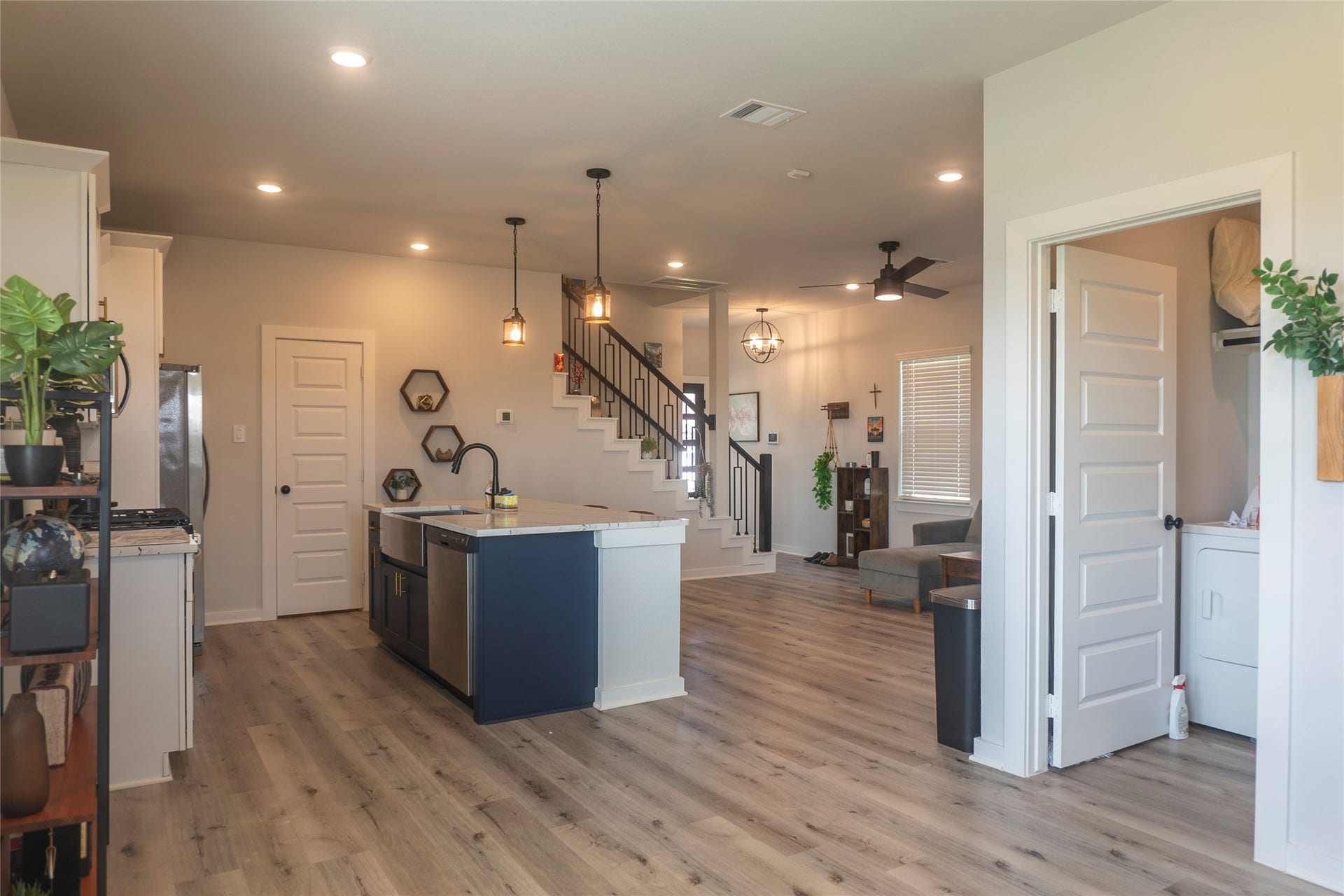 6655 Escondido Drive, Rosharon, TX 77583 View of kitchen from breakfast room