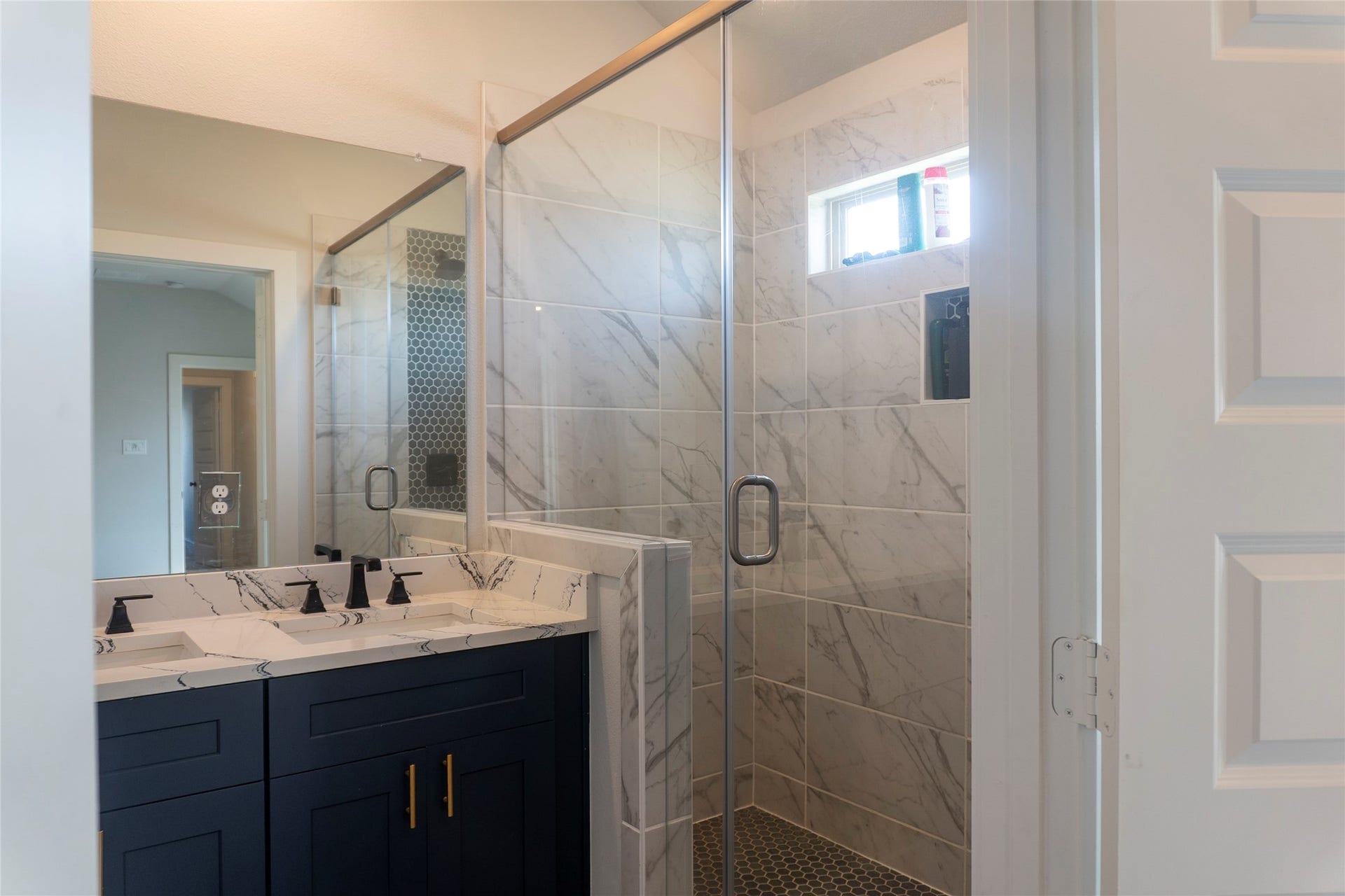 6655 Escondido Drive, Rosharon, TX 77583 Upstairs primary bath