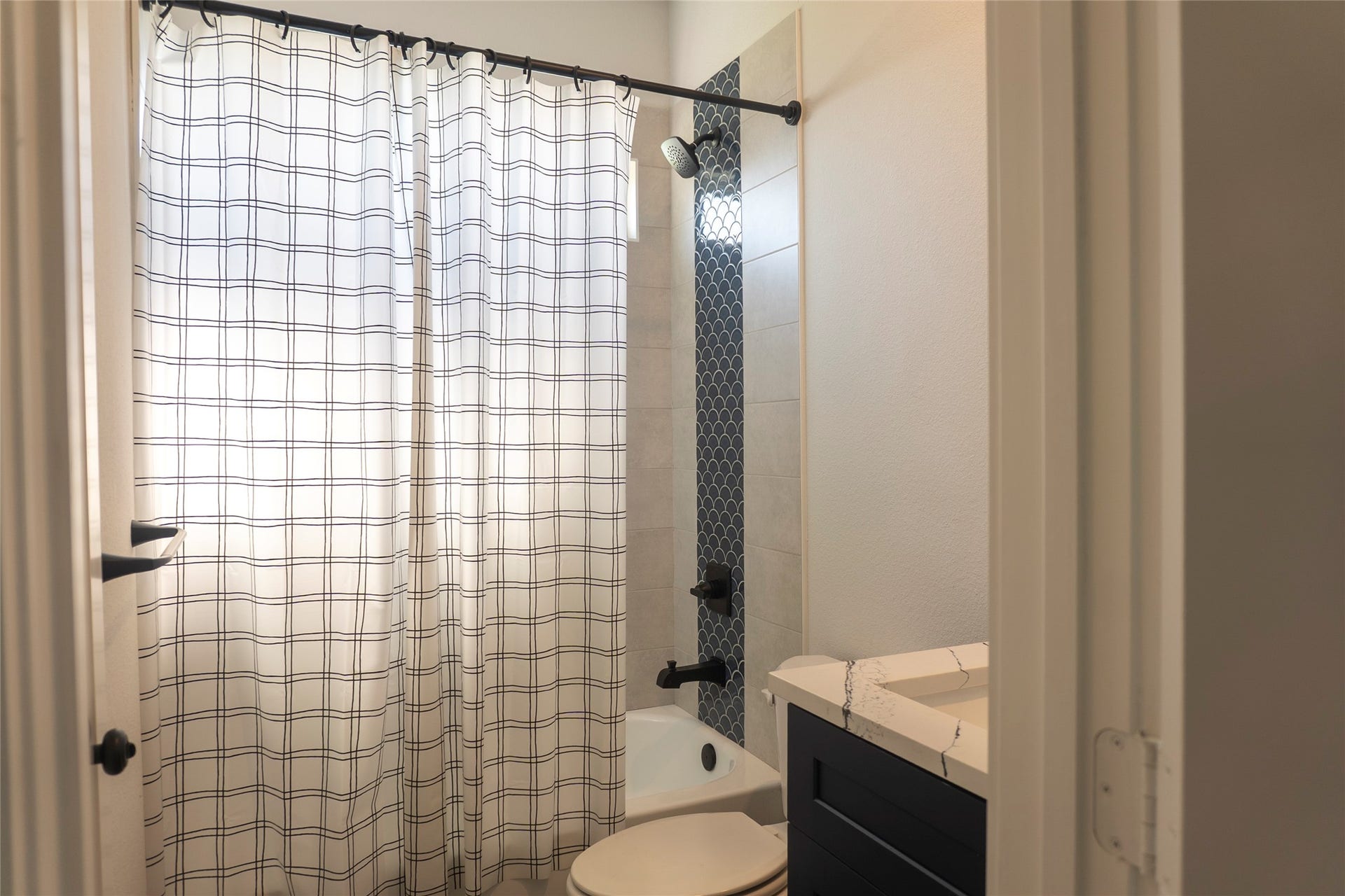 6655 Escondido Drive, Rosharon, TX 77583 Downstairs full bathroom