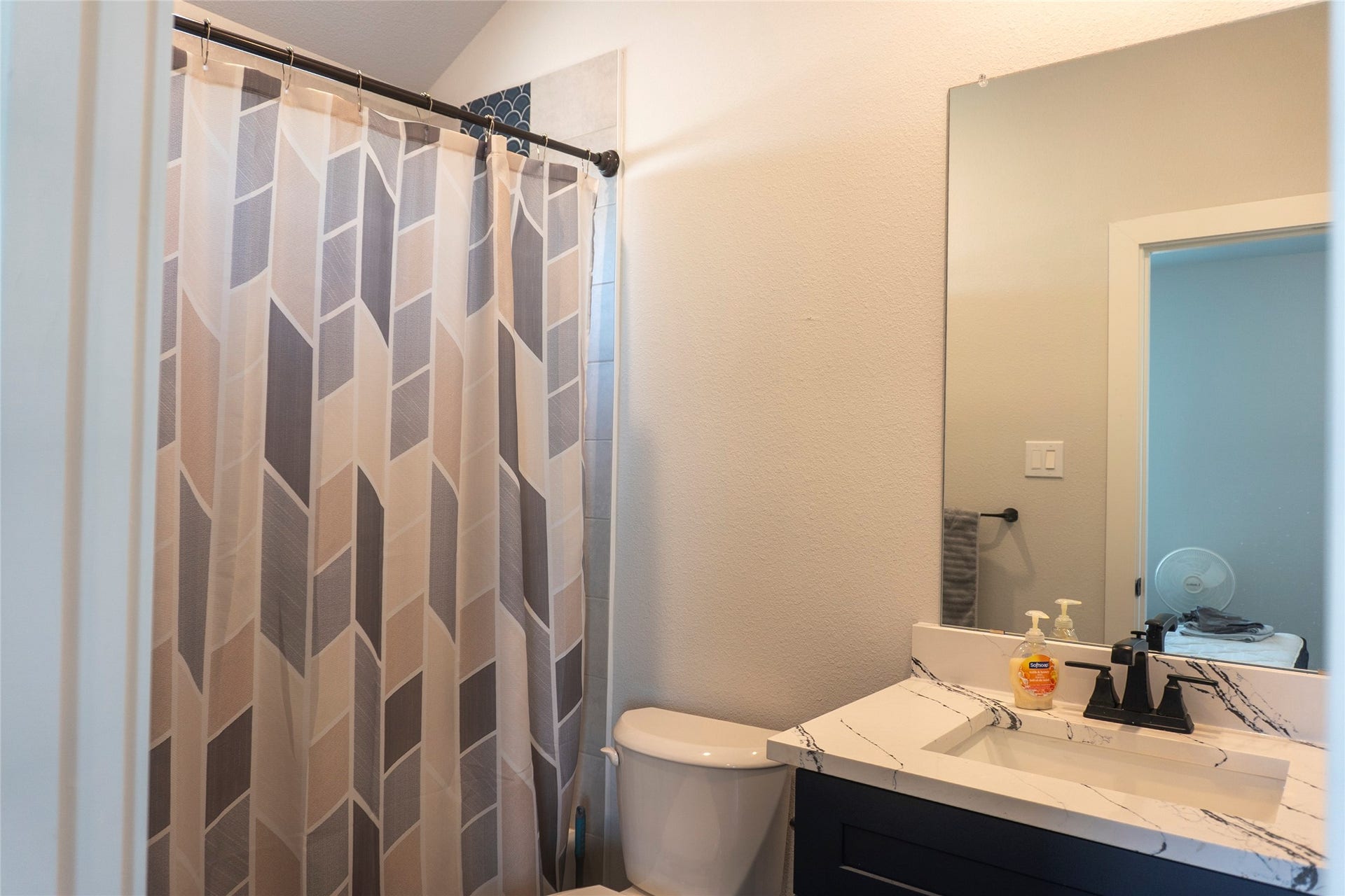 6655 Escondido Drive, Rosharon, TX 77583 Upstairs secondary bath