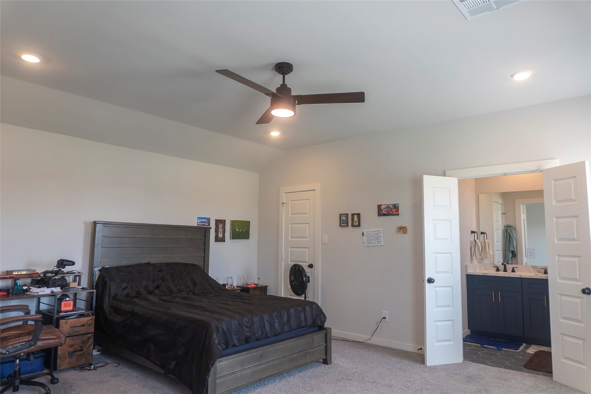 6655 Escondido Drive, Rosharon, TX 77583 Upstairs primary bedroom