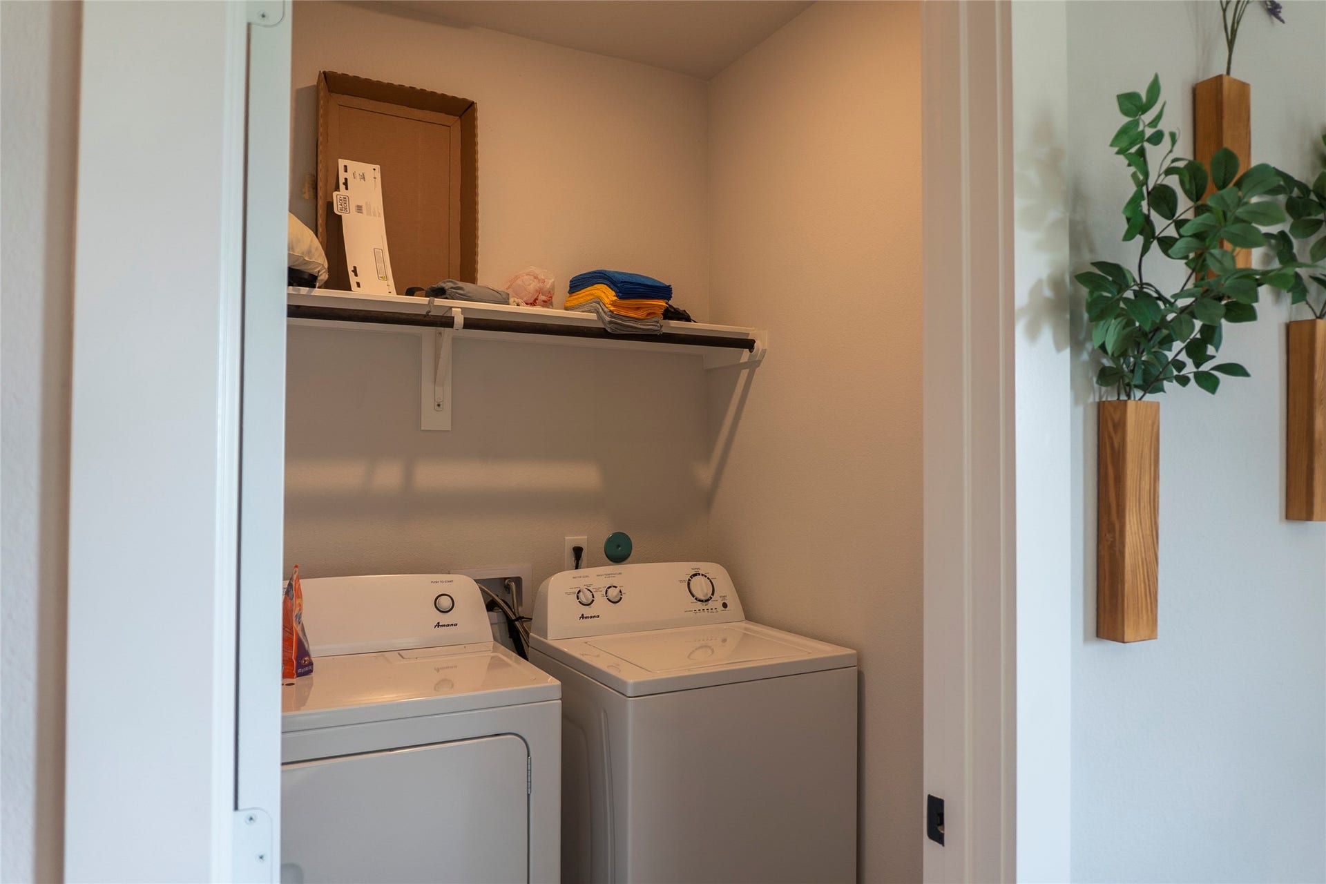 6655 Escondido Drive, Rosharon, TX 77583 Laundry room off of dining room