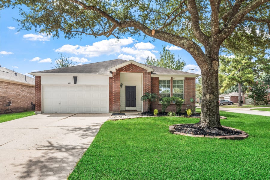 Property photo for 923 Shirefield Lane, Spring, TX