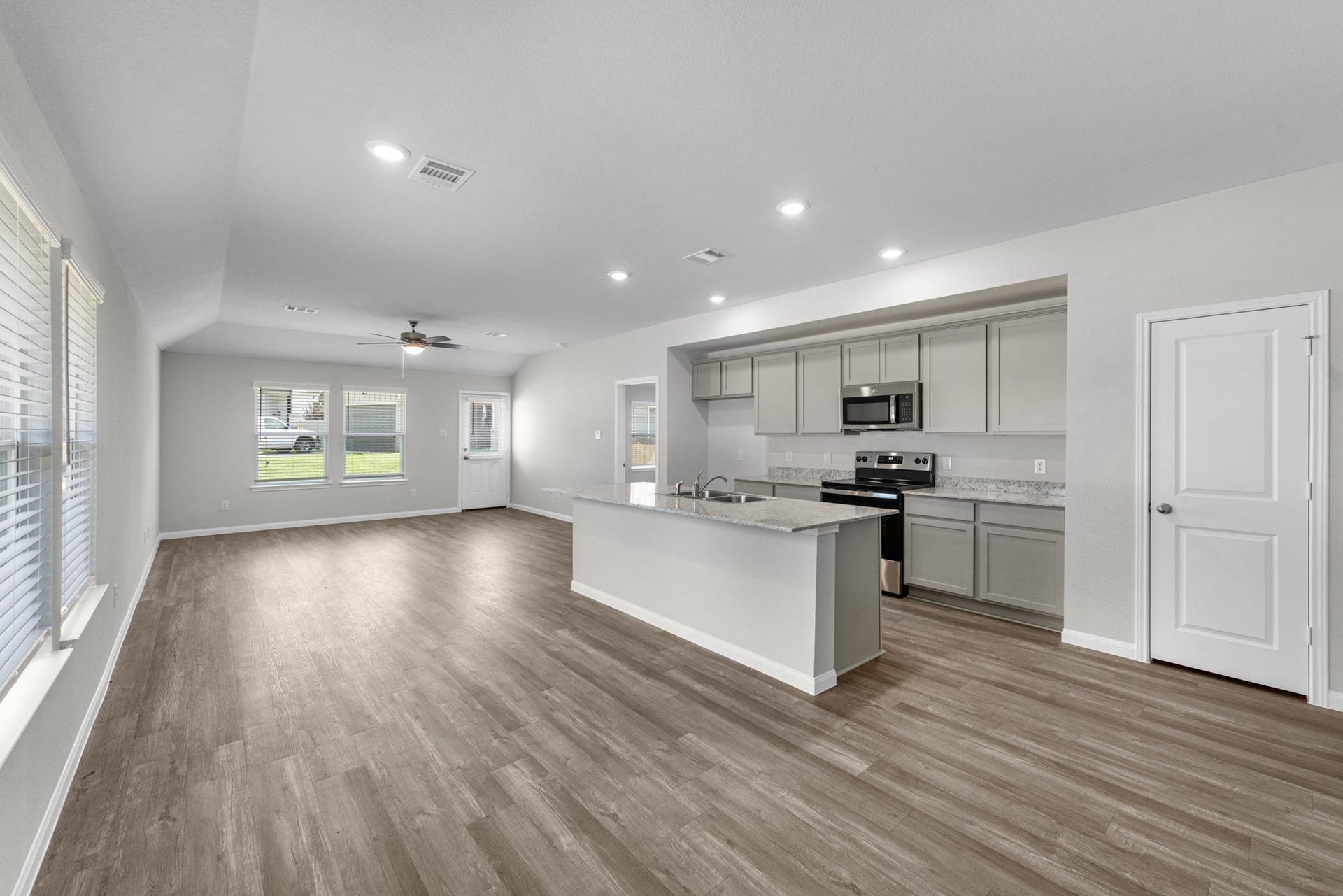 26439 Lakeshore Drive, Hempstead, TX 77445 Designed for entertaining, the kitchen is open to the casual dining and family room.