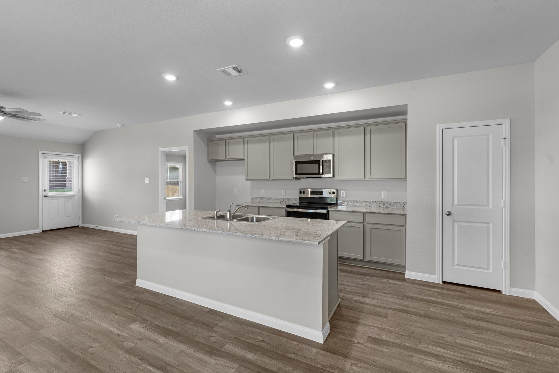 26439 Lakeshore Drive, Hempstead, TX 77445 Your light and bright kitchen features granite countertops and a neutral color palette.