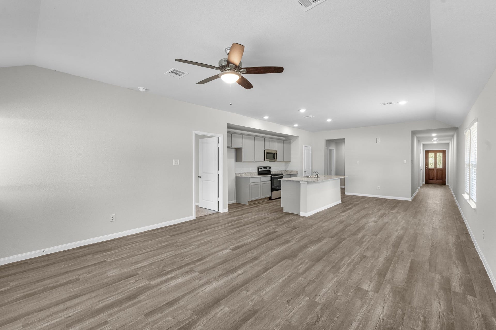 26439 Lakeshore Drive, Hempstead, TX 77445 View of the entry and kitchen from the family room.