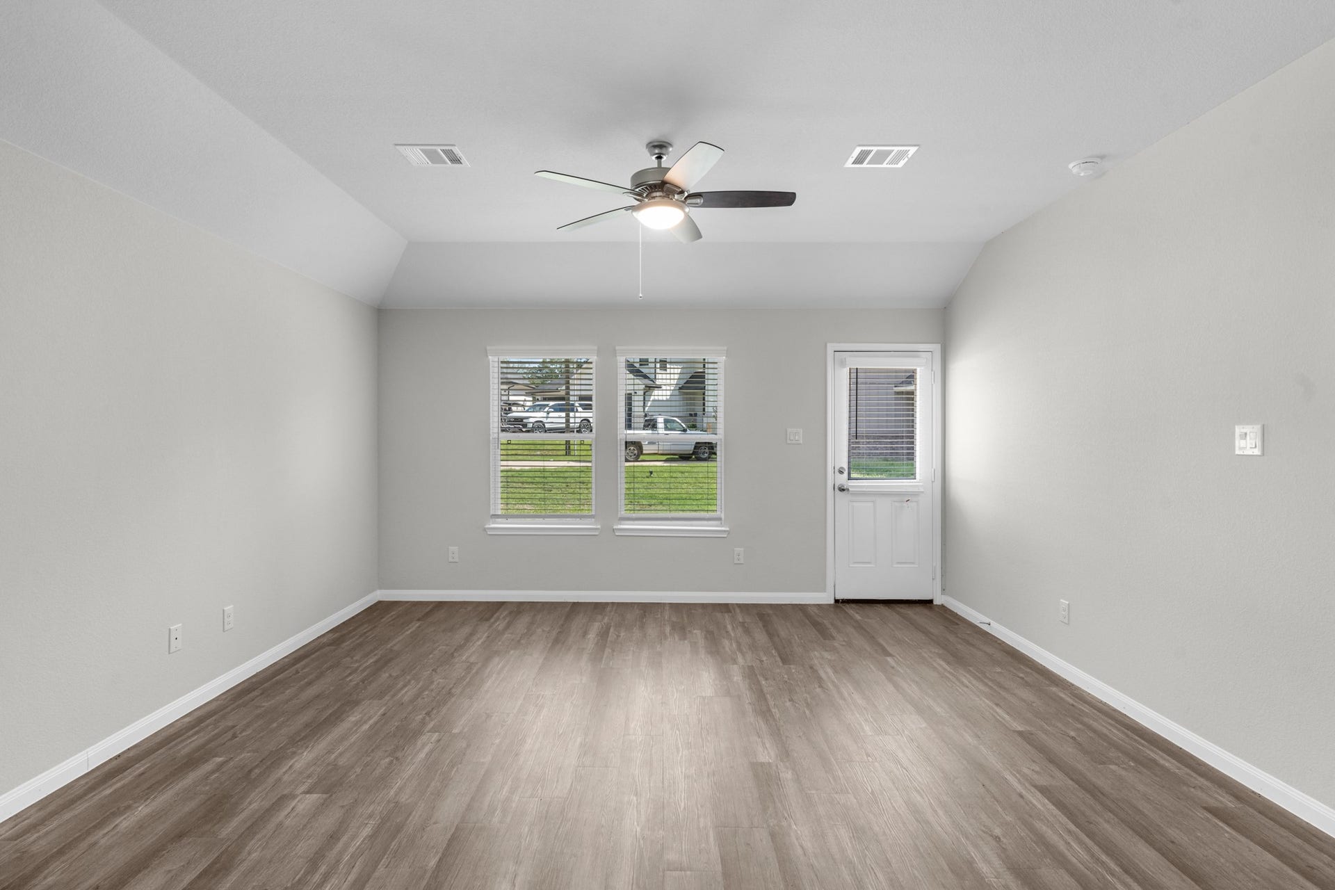 26439 Lakeshore Drive, Hempstead, TX 77445 View of the family room from the casual dining/kitchen.