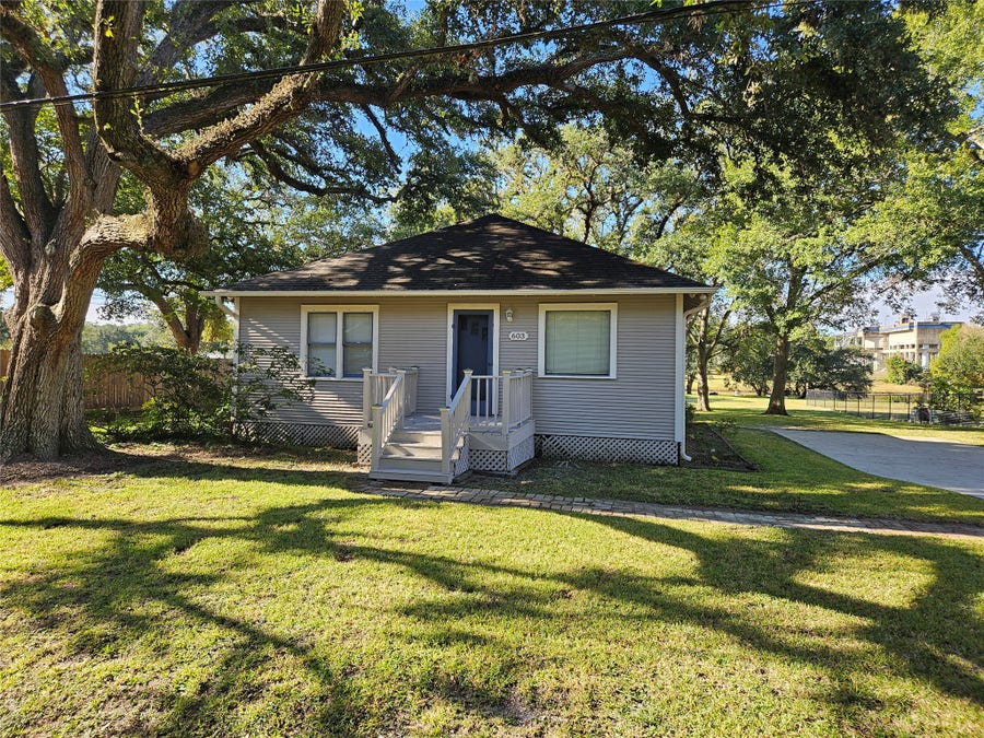 Property photo for 603 Landrum Avenue, League City, TX