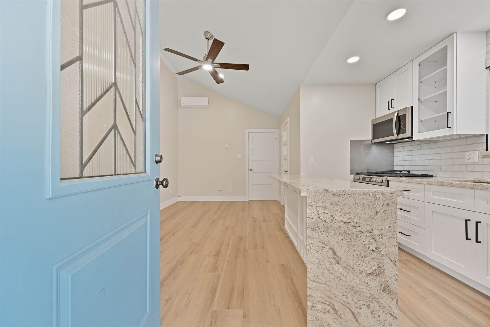 10930 White Thorn Street, #B, Houston, TX 77016 The welcoming entry features a beautifully renovated space, creating a lasting first impression for guests.