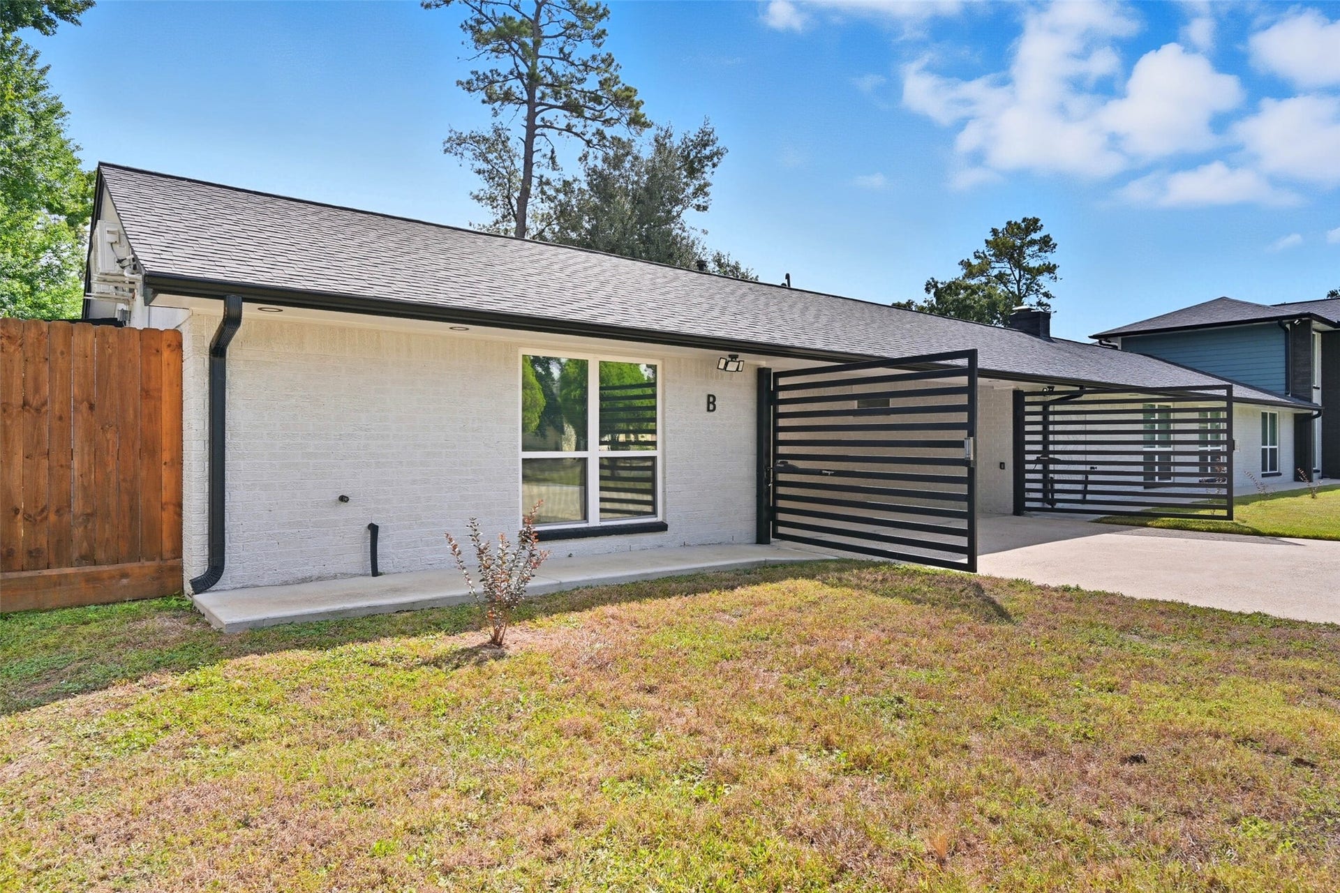 10930 White Thorn Street, #B, Houston, TX 77016 Electric, gas, water, and lawn maintenance included! An unbeatable opportunity for this kind of beauty. Don't miss out on it!