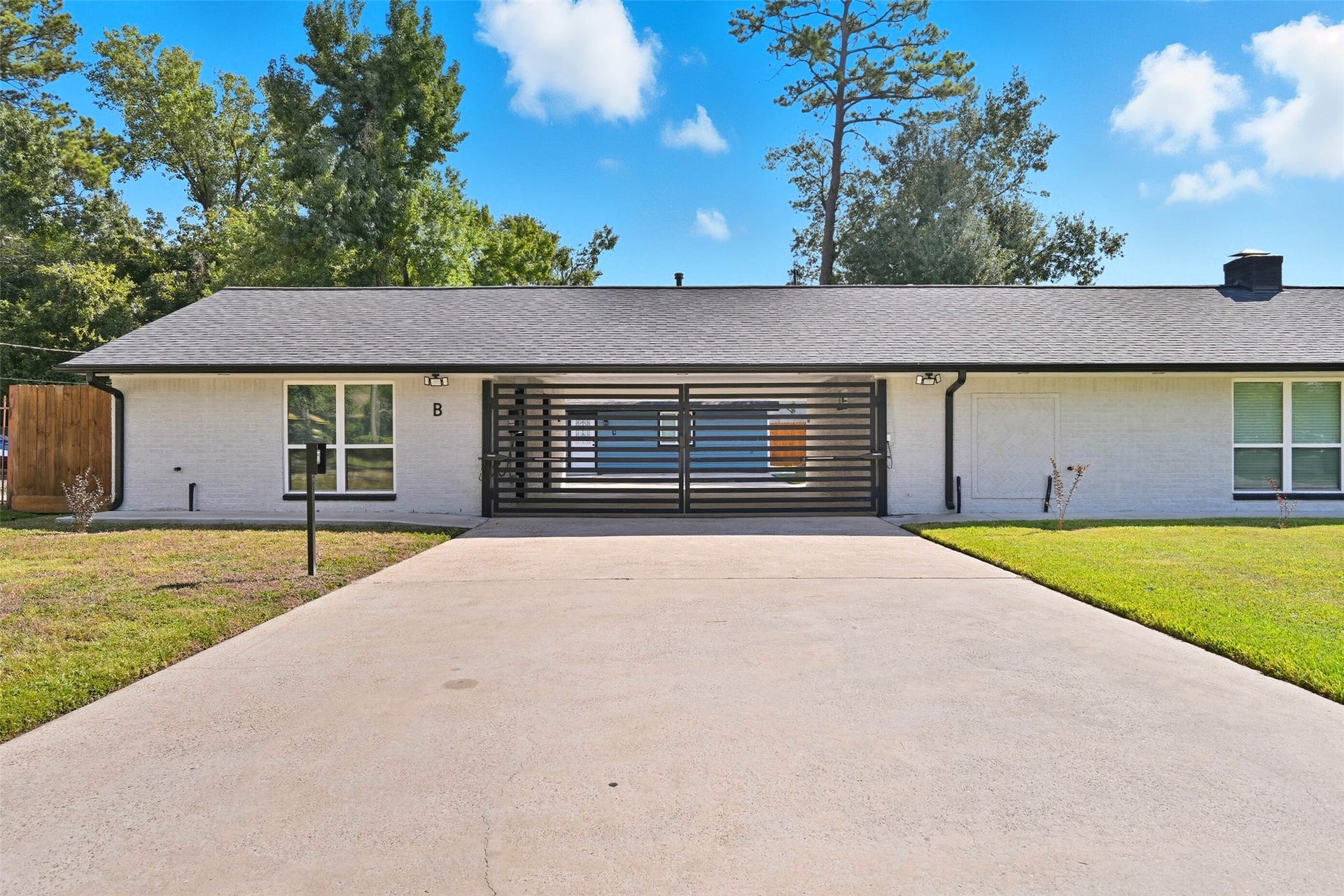 10930 White Thorn Street, #B, Houston, TX 77016 Welcome home!