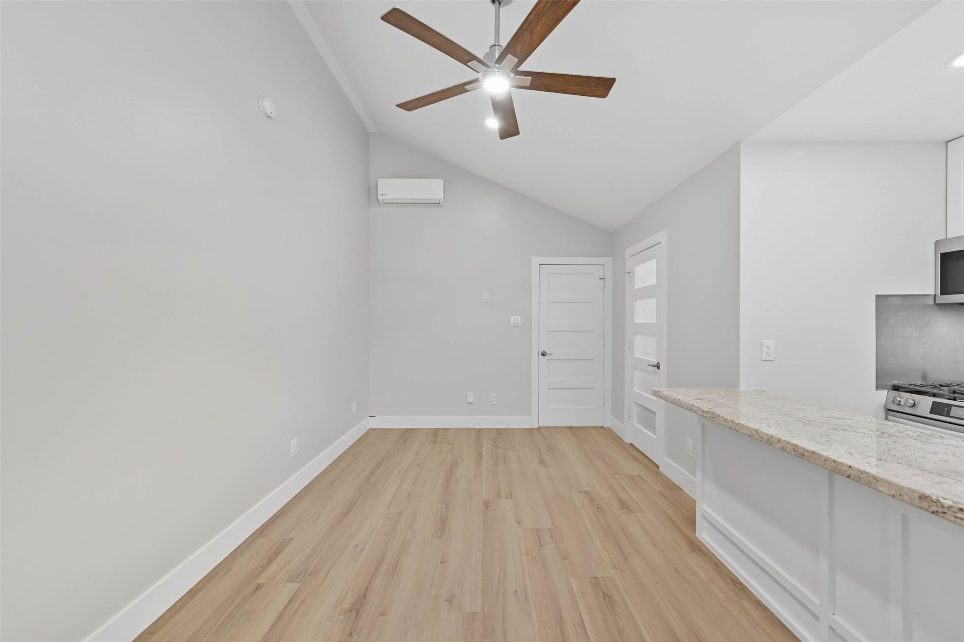 10930 White Thorn Street, #B, Houston, TX 77016 The laundry room is located in the unit and includes a washer and dryer for your convenience.