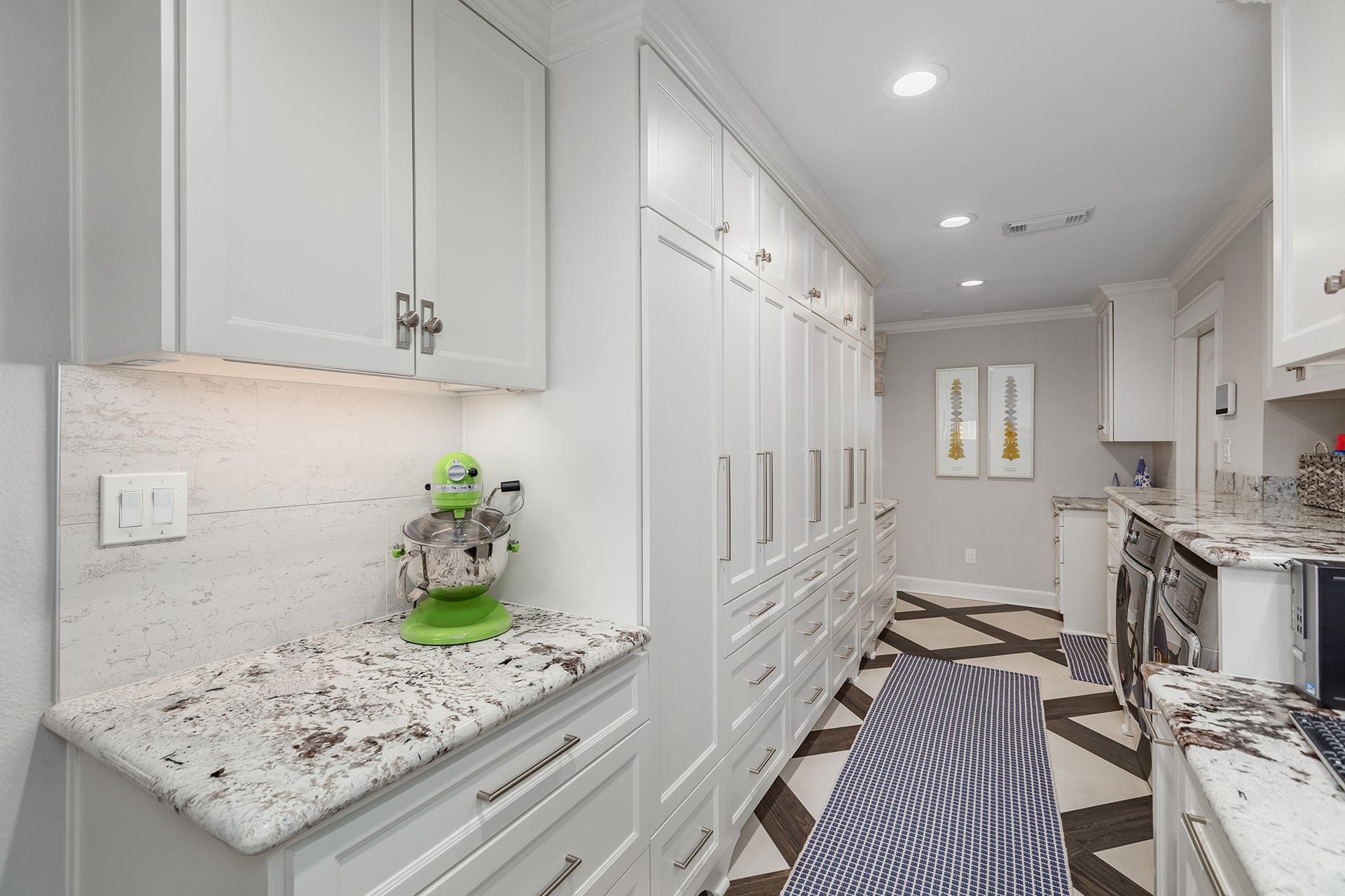 906 Eva Drive, Katy, TX 77493 Everest White countertops flow seamlessly from the kitchen into the pantry/laundry room area