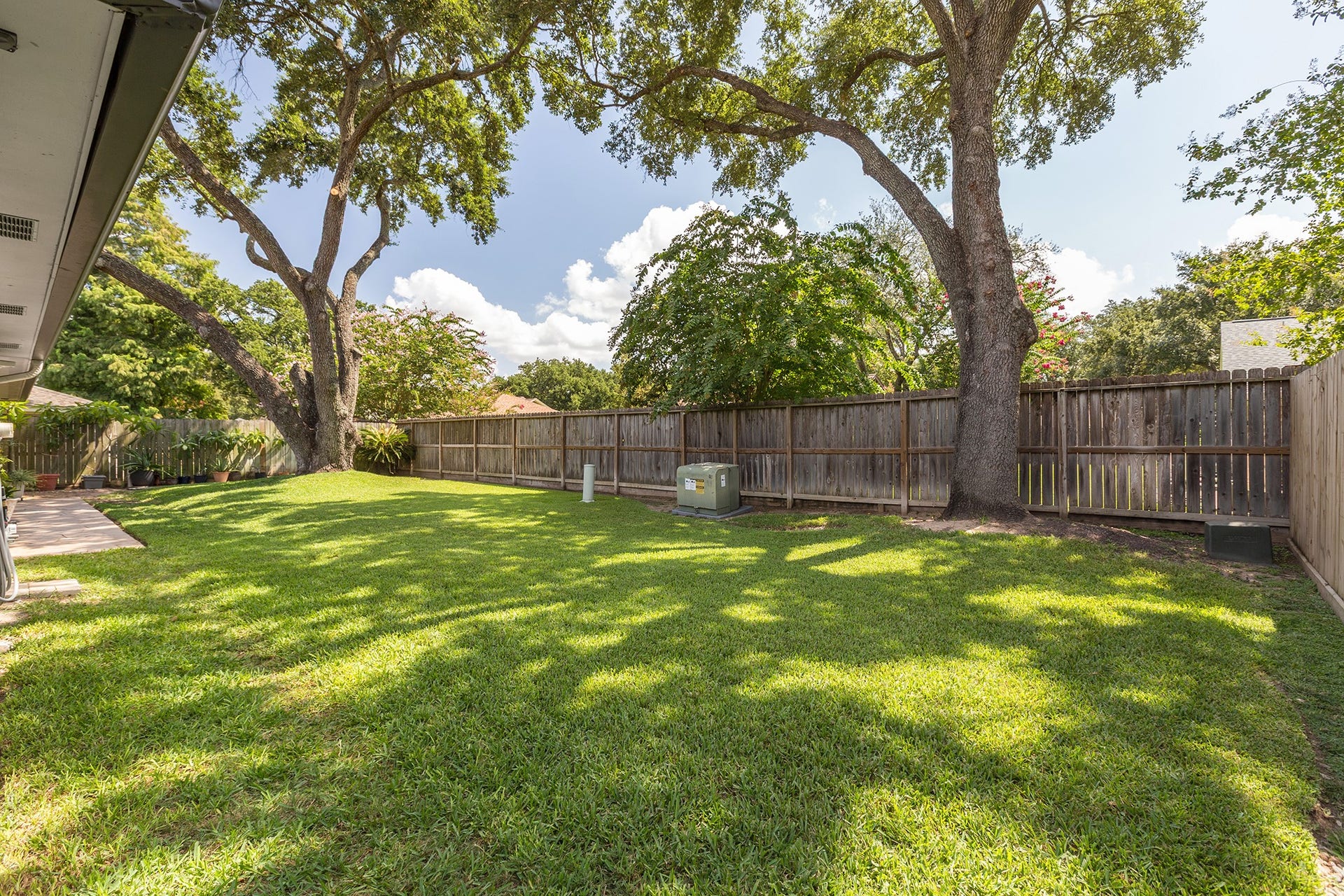 906 Eva Drive, Katy, TX 77493 Fully fenced and ready for kids or pets!