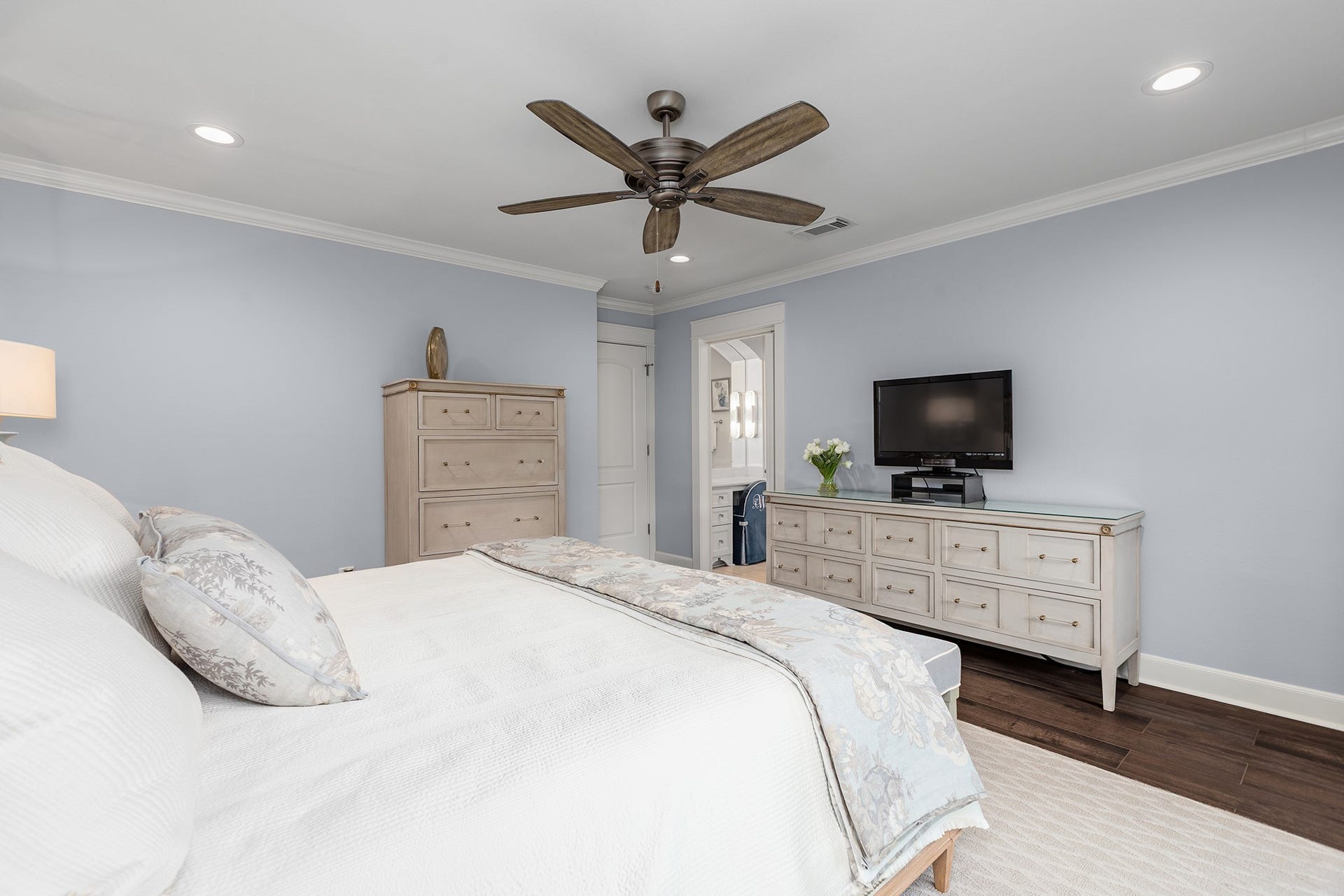 906 Eva Drive, Katy, TX 77493 Crown molding, updated fixtures, seamless tile and MORE!