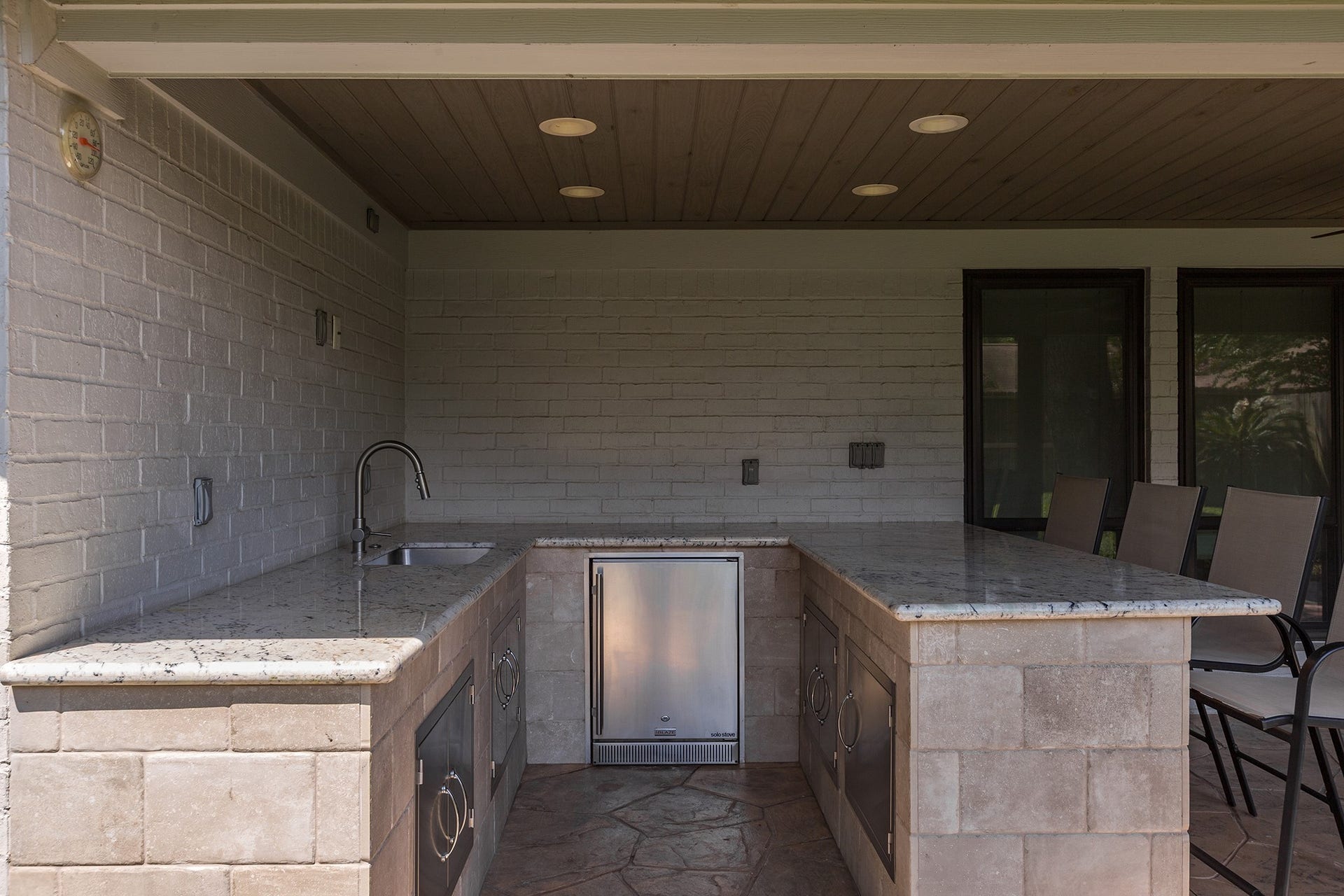 906 Eva Drive, Katy, TX 77493 Spectacular outdoor kitchen area with Copenhagen counters