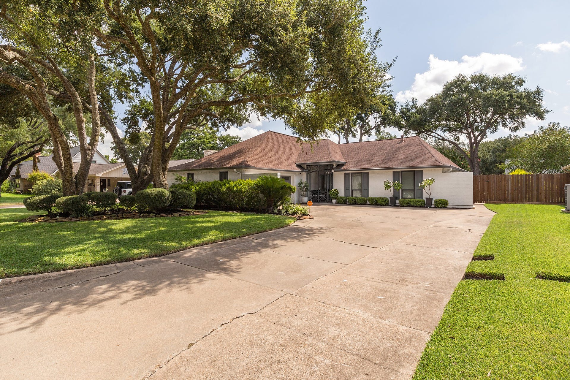 906 Eva Drive, Katy, TX 77493 Welcome to 906 Eva Drive