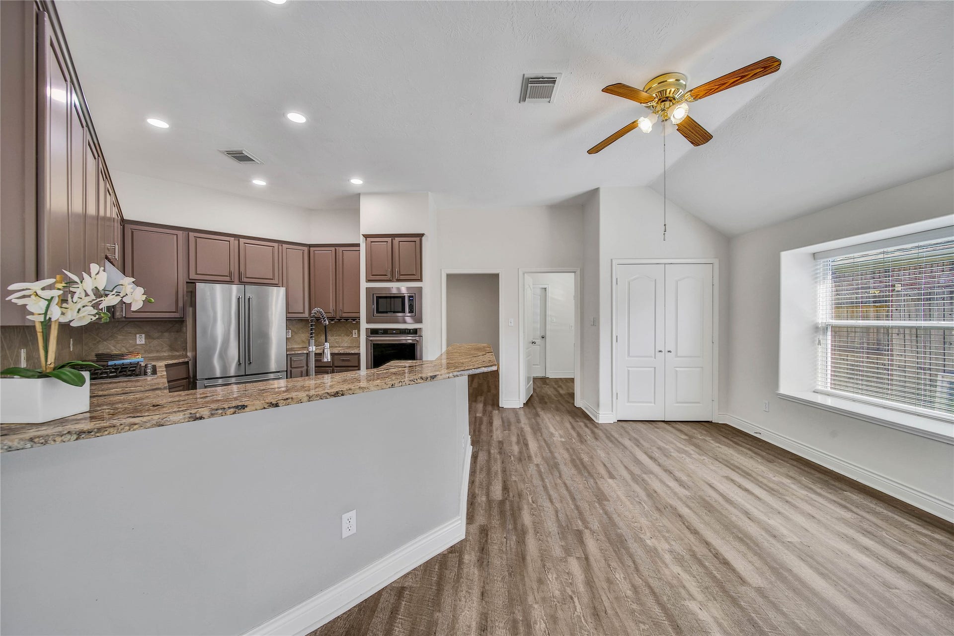 5918 Greenway Manor Lane, Spring, TX 77373 Inviting kitchen and breakfast area and a spacious breakfast bar featuring granite countertops, filled with natural light from the large windows.