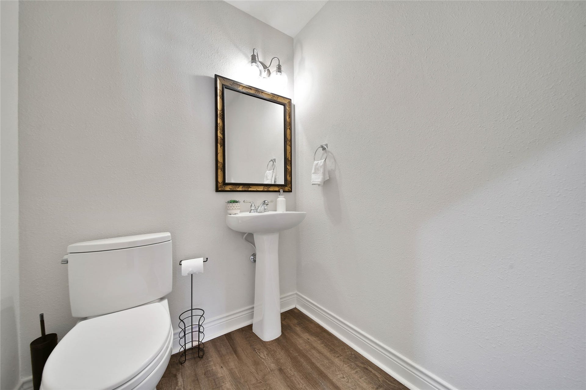 5918 Greenway Manor Lane, Spring, TX 77373 Half bathroom