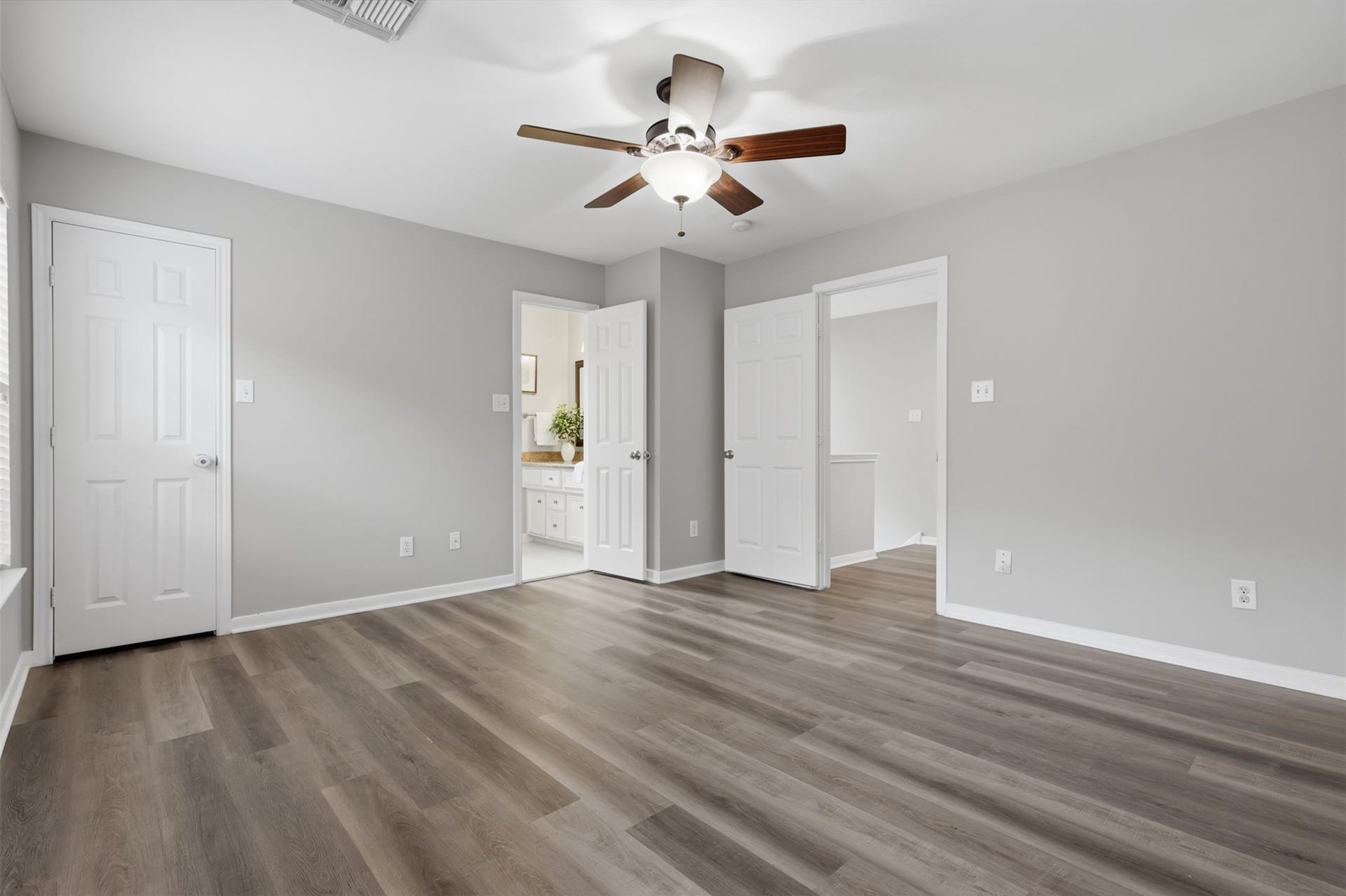 Bedroom with full bathroom