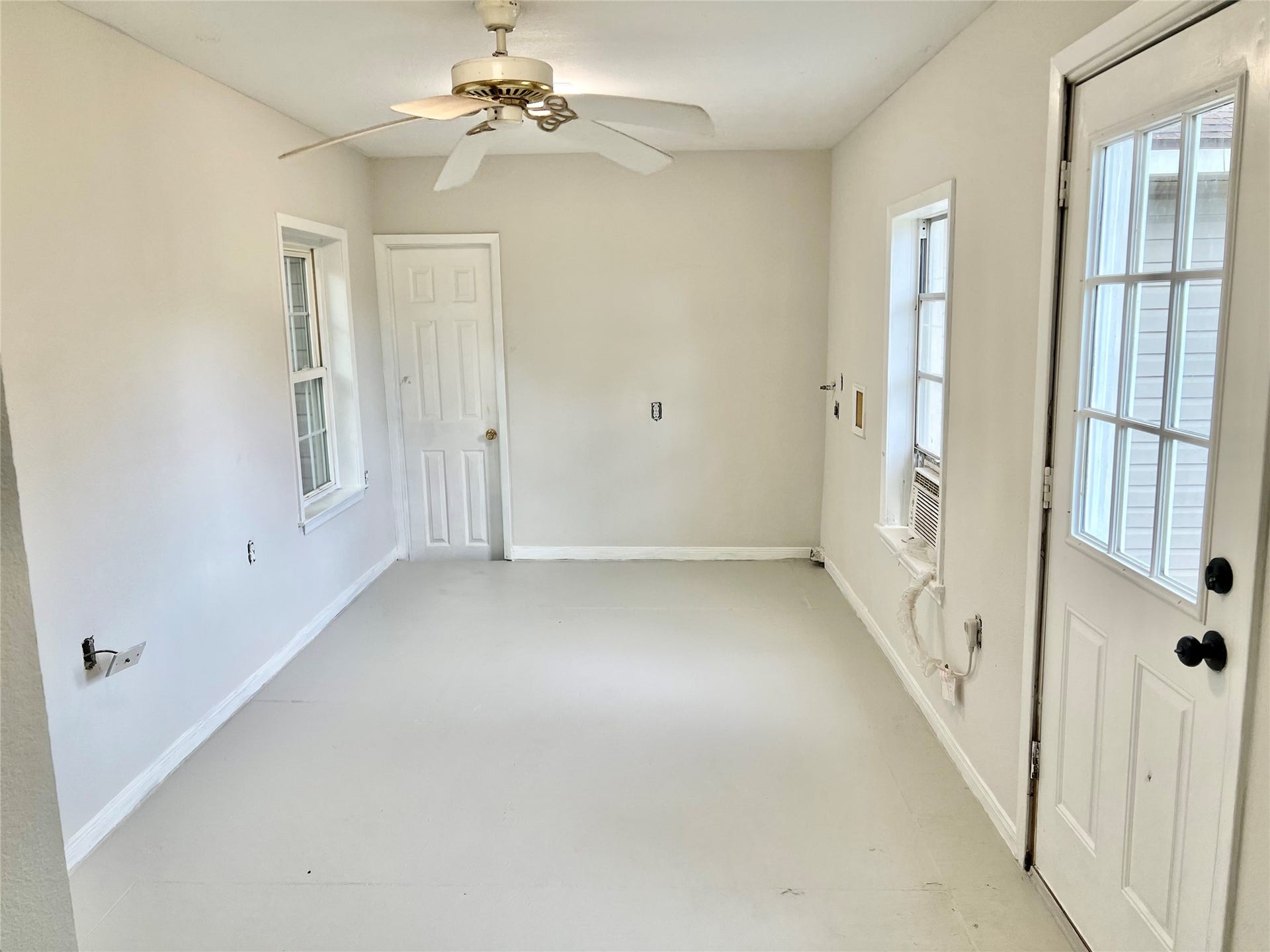 14414 2nd Street Street, Santa Fe, TX 77517 Flex room that could easily be a fourth bedroom or a game room or utility/mud room, come and make it your own.