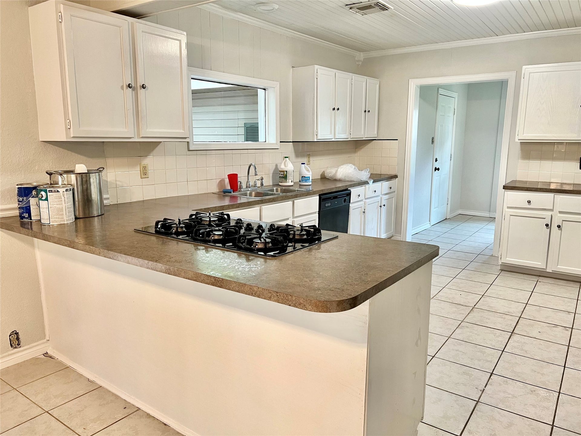 14414 2nd Street Street, Santa Fe, TX 77517 Gas range and oven and the oven is new and just been installed! Ceramic tile flooring and breakfast bar as well.
