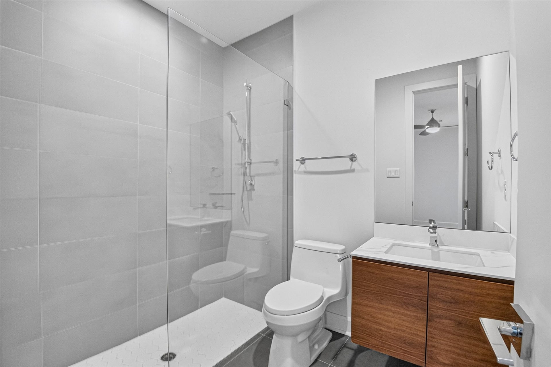4717 Jackson Street, #A, Houston, TX 77004 Inside guest bathroom