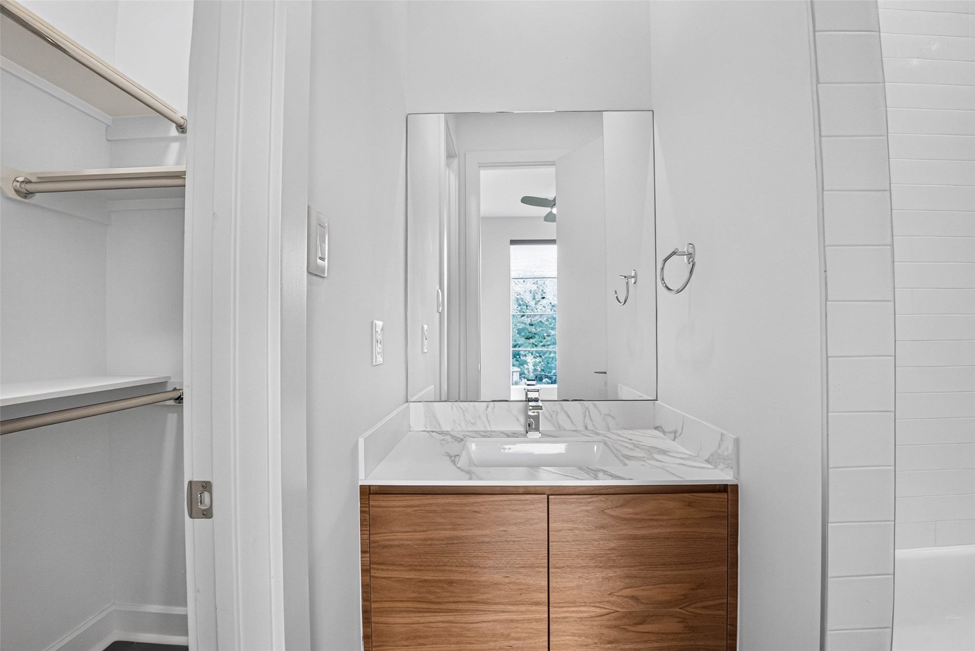 4717 Jackson Street, #A, Houston, TX 77004 full bathroom inside the second bedroom