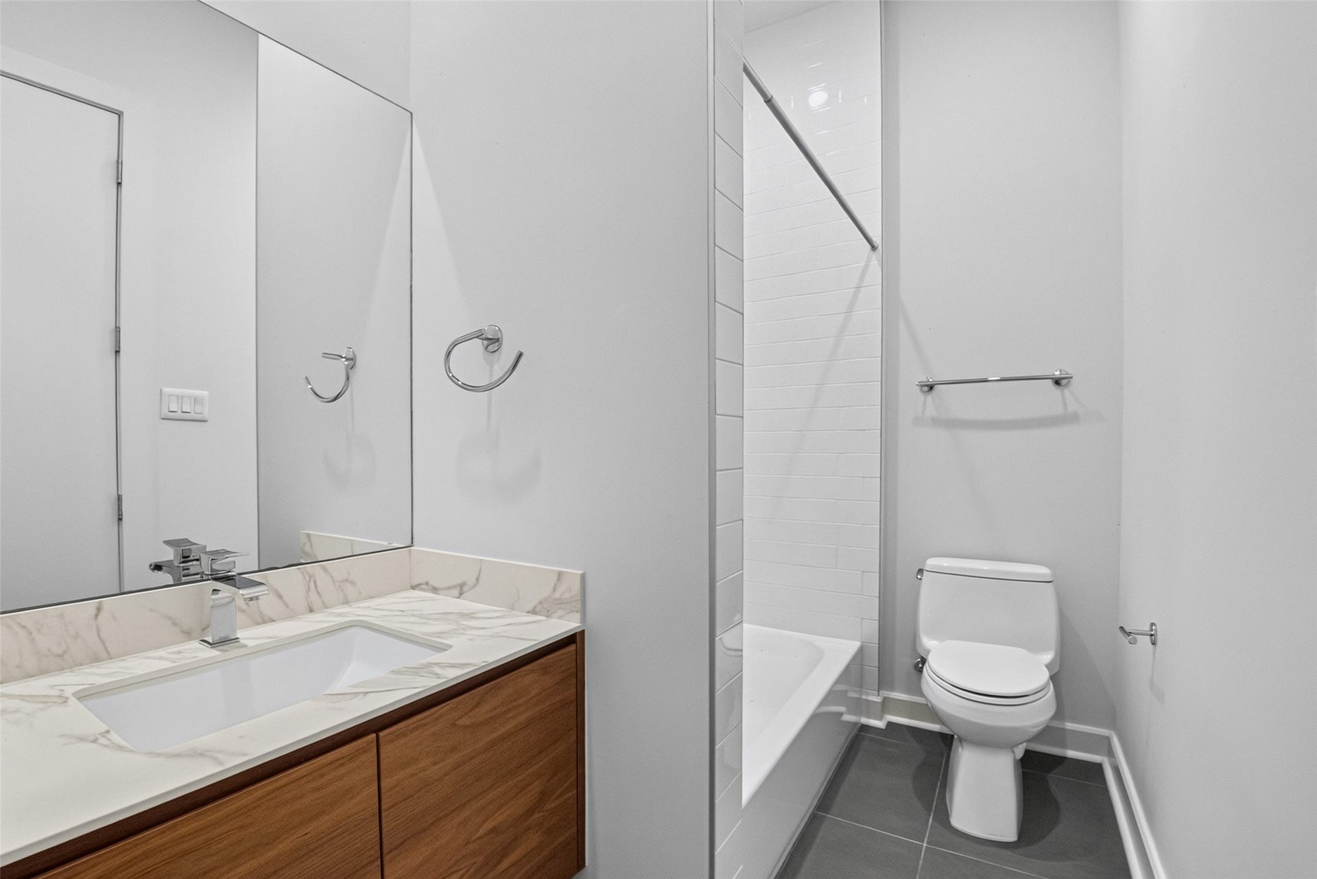 4717 Jackson Street, #A, Houston, TX 77004 full bathroom inside the second bedroom