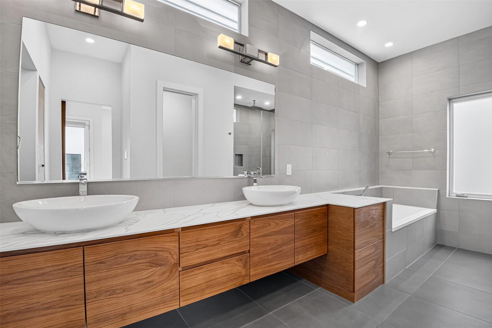4717 Jackson Street, #A, Houston, TX 77004 Primary Bathroom with separated bathtub and big shower