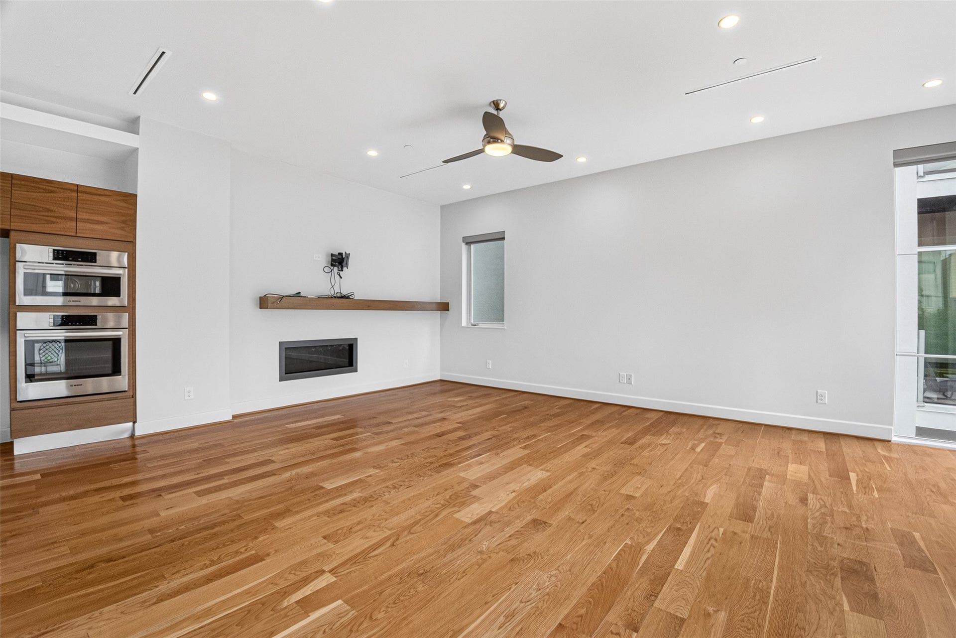 4717 Jackson Street, #A, Houston, TX 77004 Great Size Family Room with Gas fire pklace